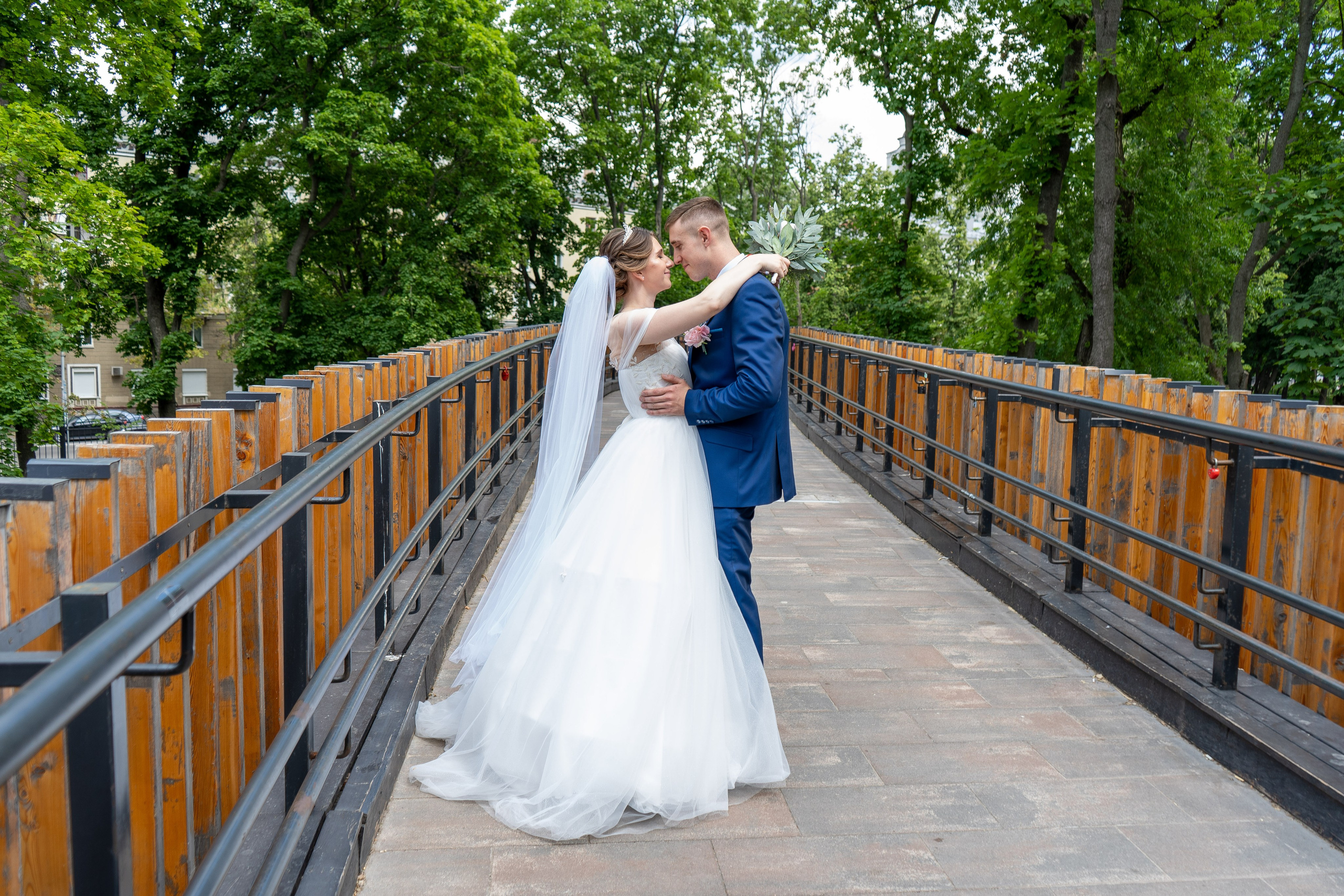Свадебная фотосессия недорого на деревянном мосту в парке Орленок в Воронеже
