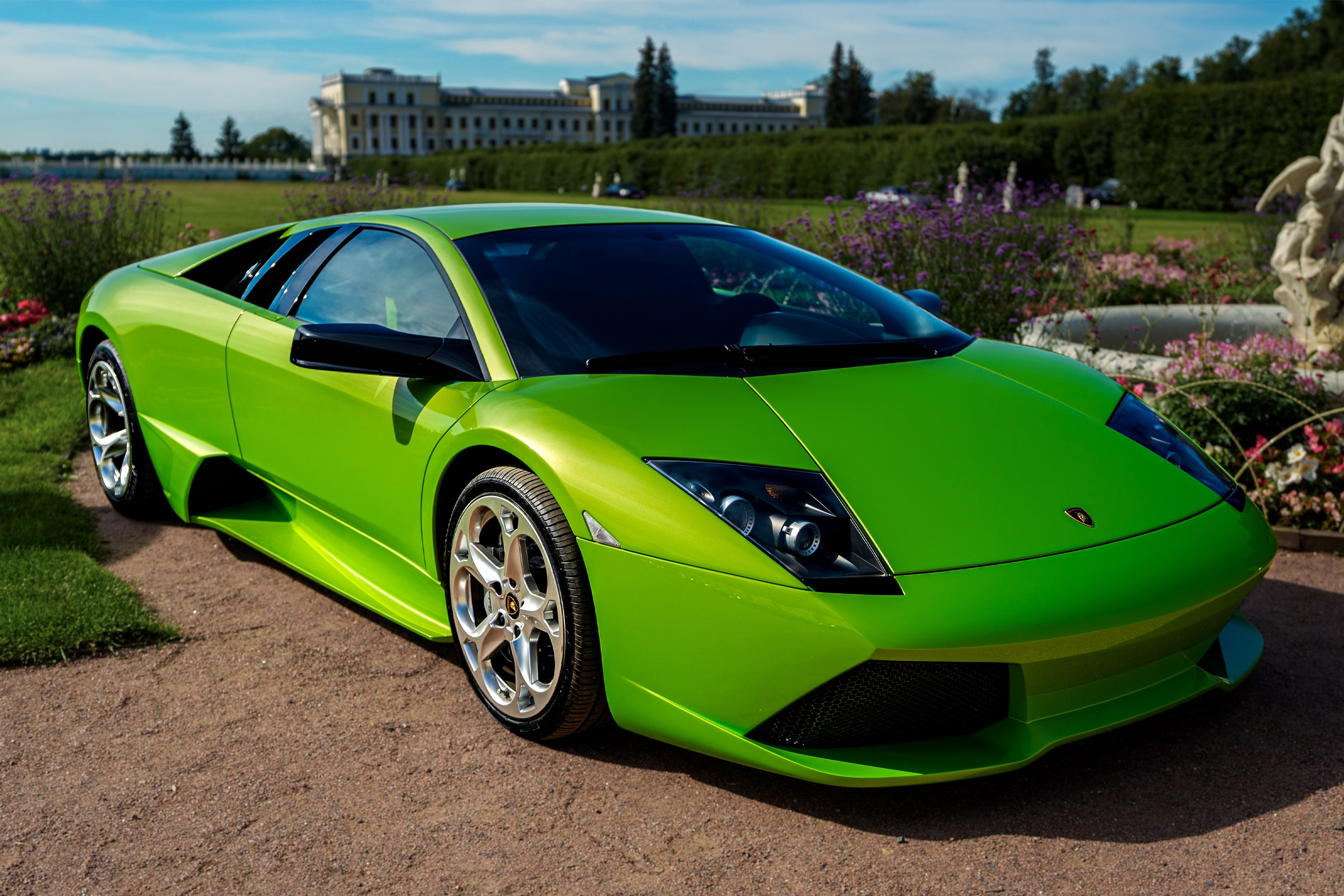 Фотосъёмка Lamborghini Murciélago LP640: общий вид зелёного спорткара в парковой локации.