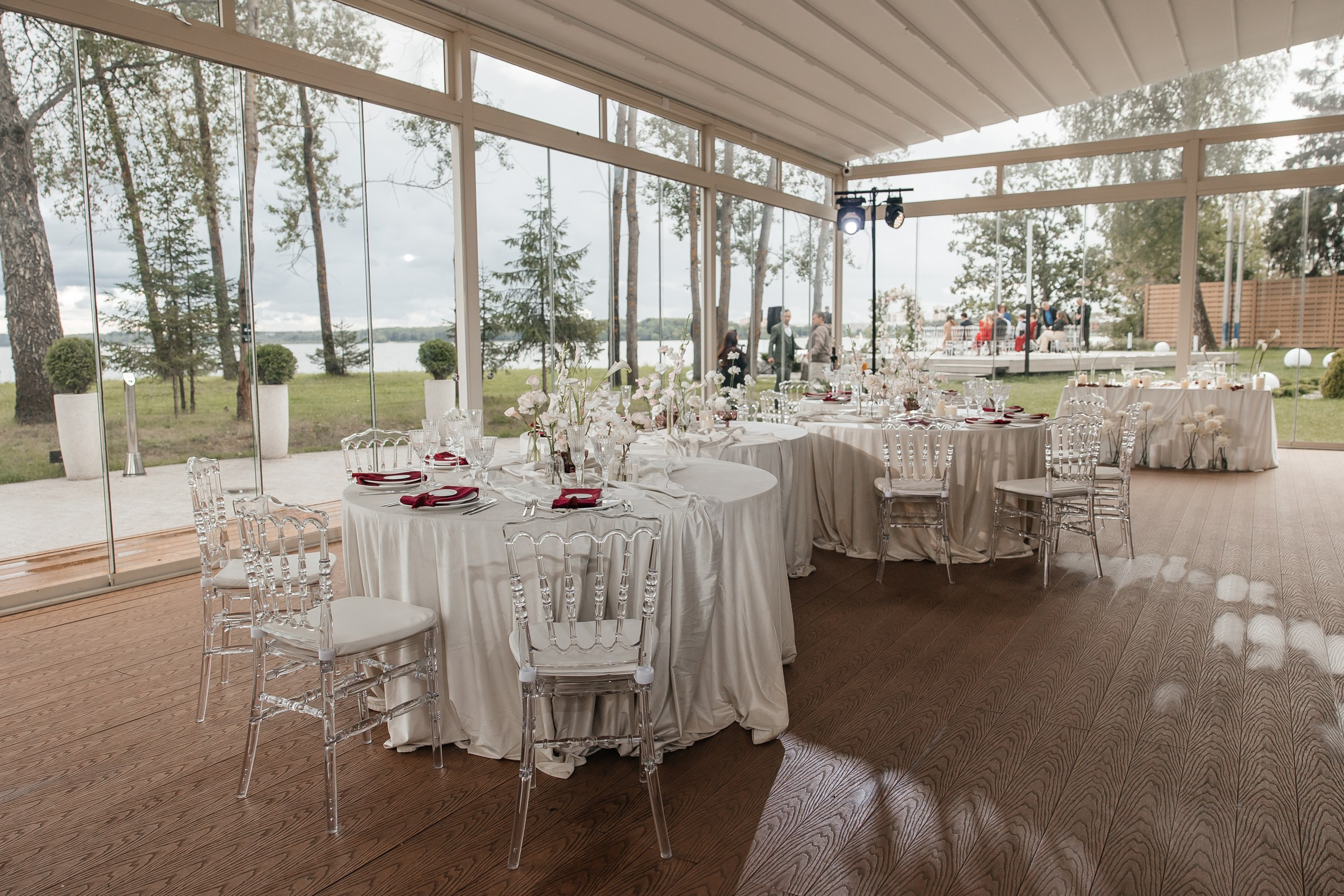 Свадебный декор на площадке THE SUN LAKE VERANDA EVENT на озере Сенеж Солнечногорск