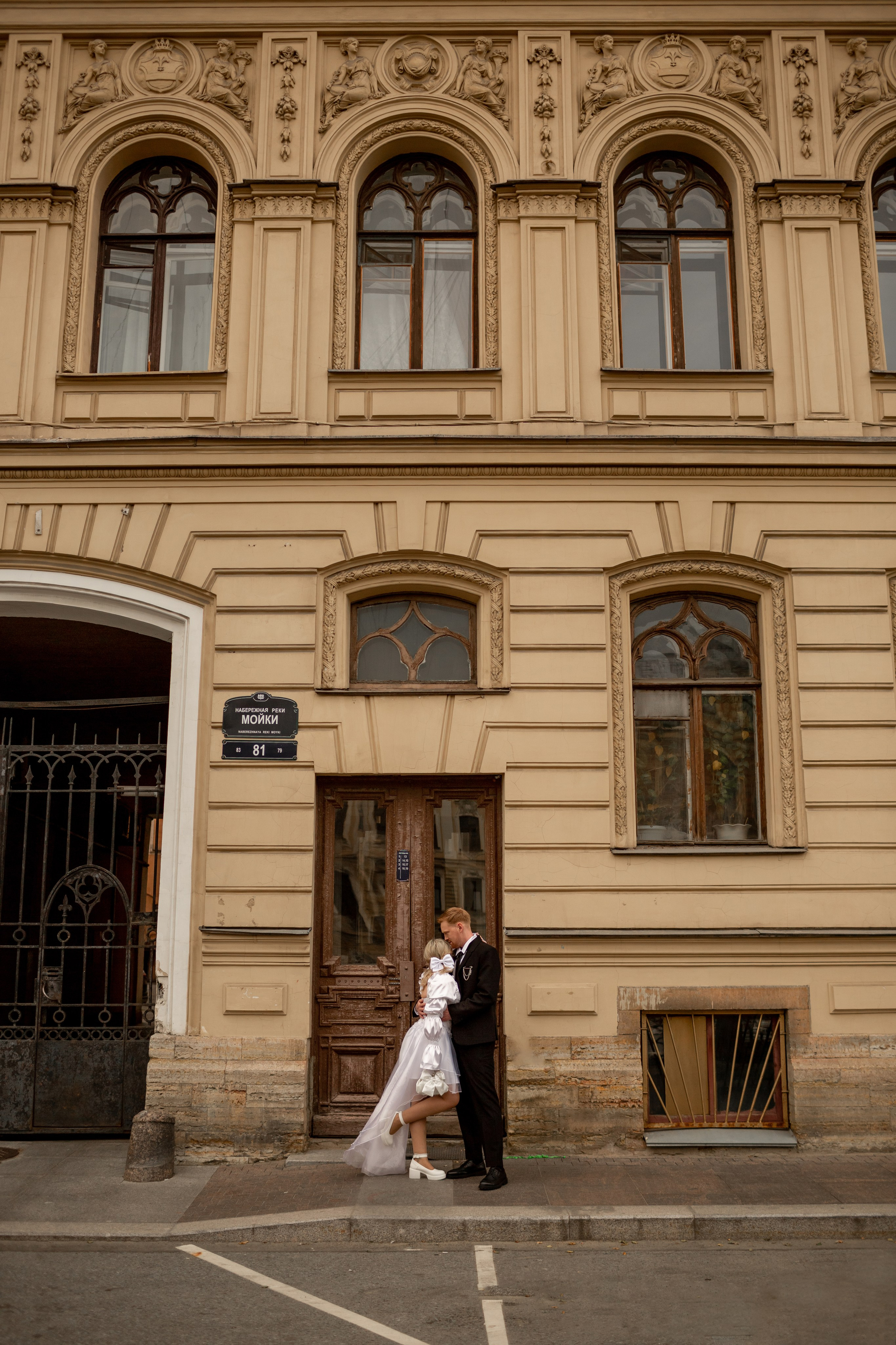Свадебная фотография с петербургскими дверями.