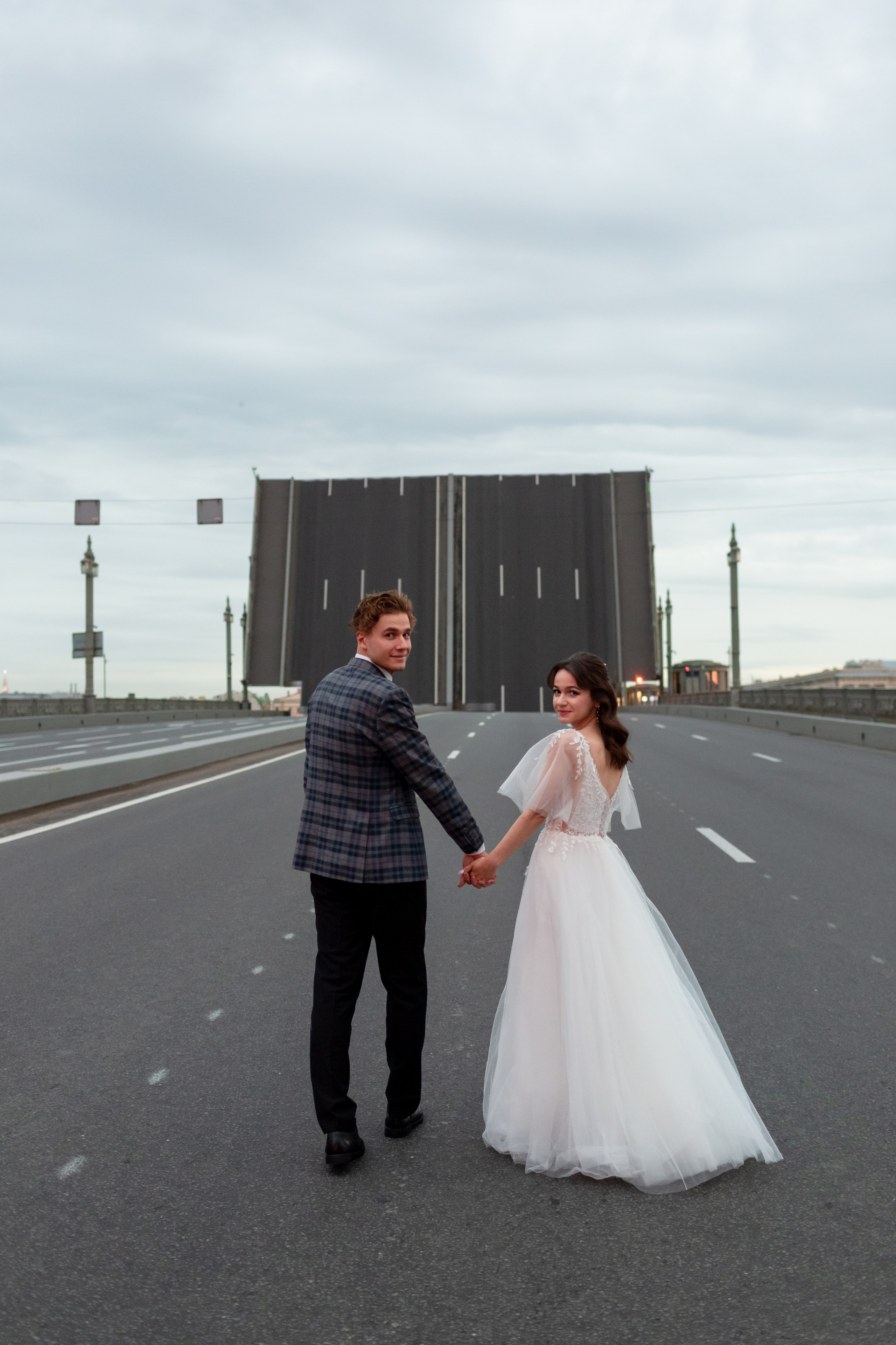 Романтичная прогулка по мосту на рассвете