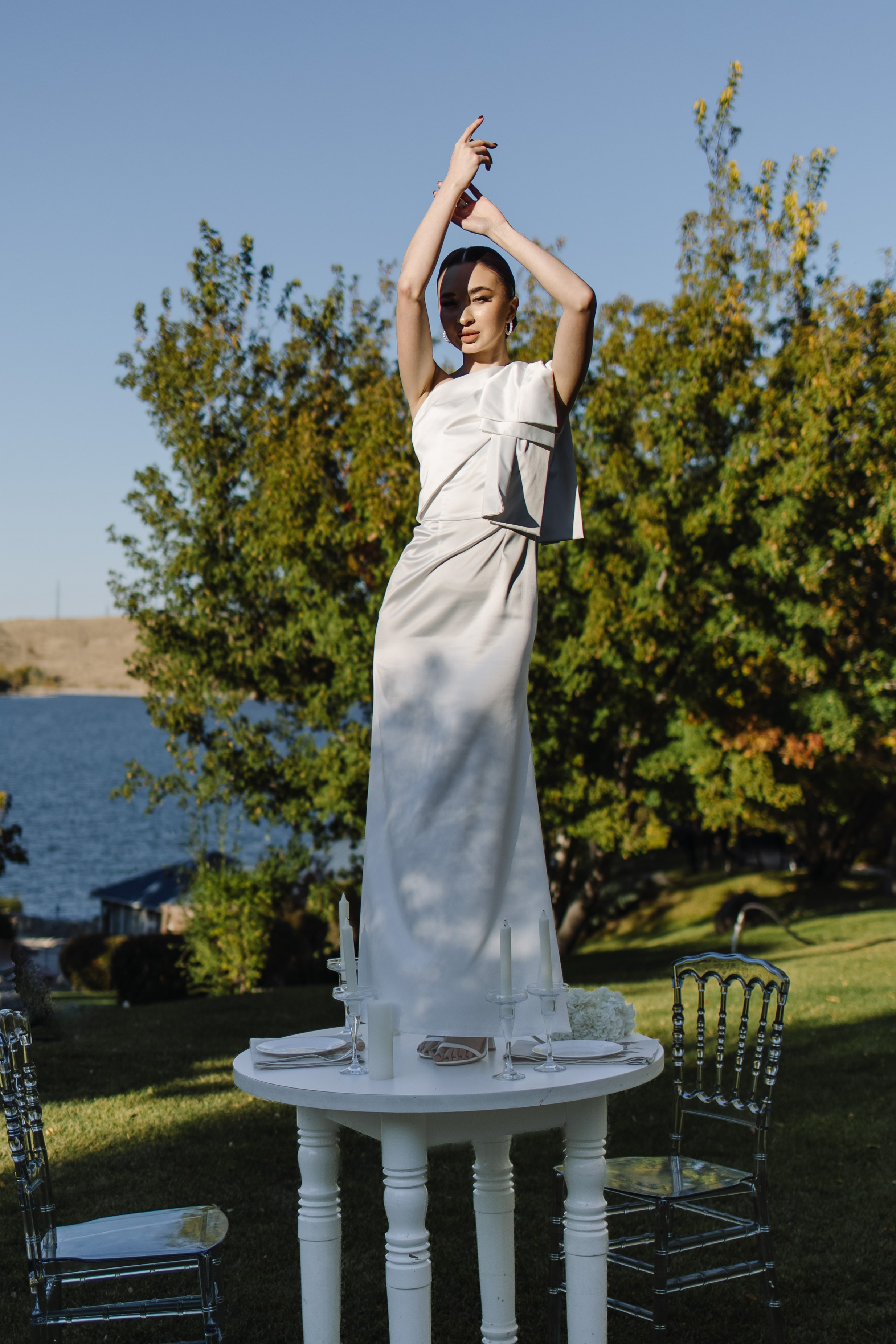 В зеленом саду. Shakhmanoff.kz