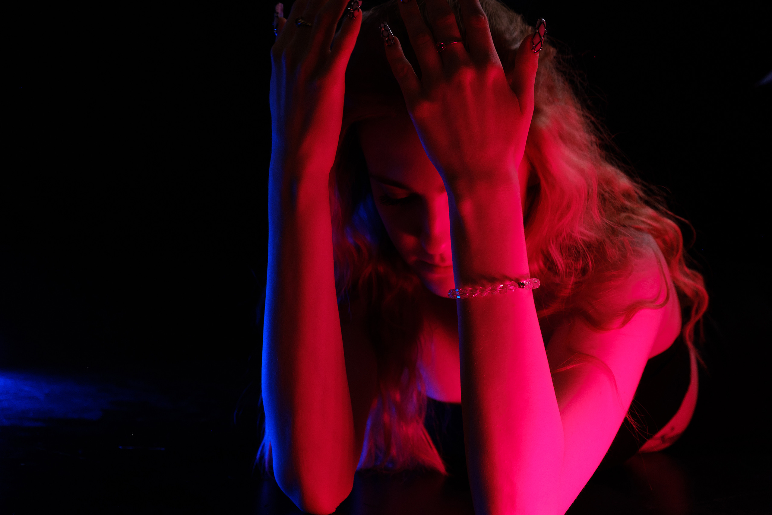 Блондинка девушка снято с использованием двух разноцветных светильников.