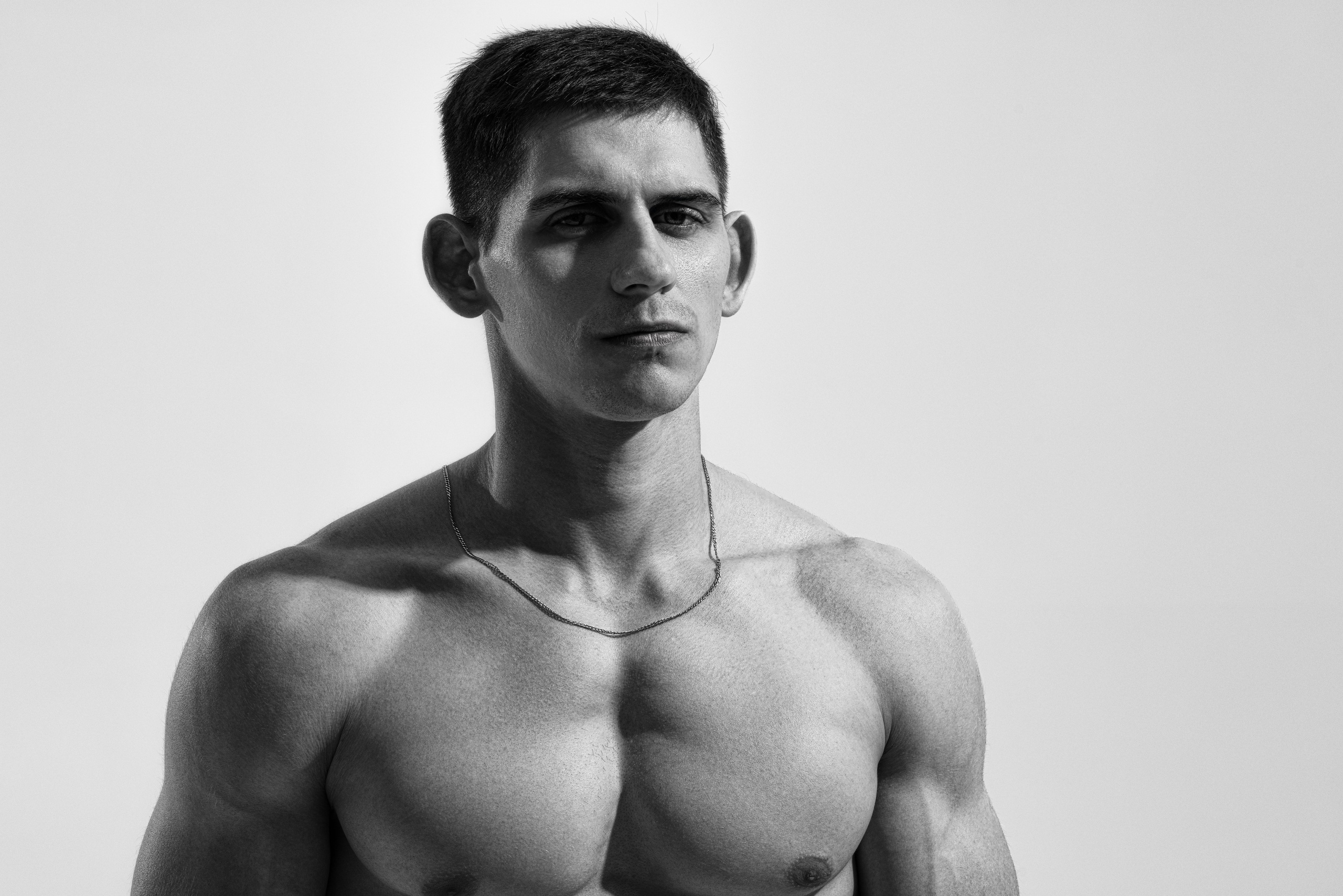 Съемка с Владом на циклораме с импульсным светом для себя и контента. Дмитрий Шульгин, портретный фотограф в Воронеже