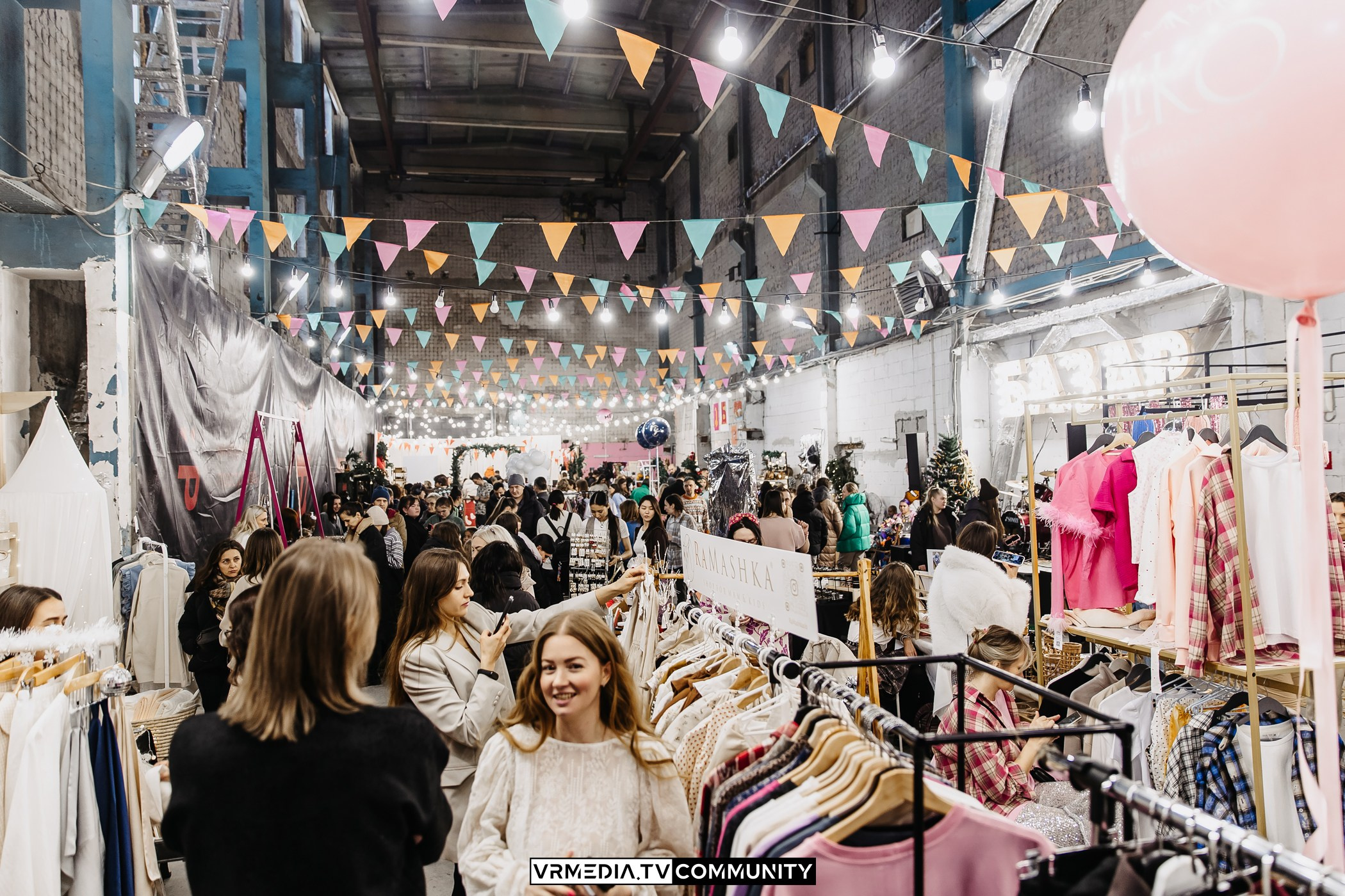 Традиционный рождественский базар и Garage Sale