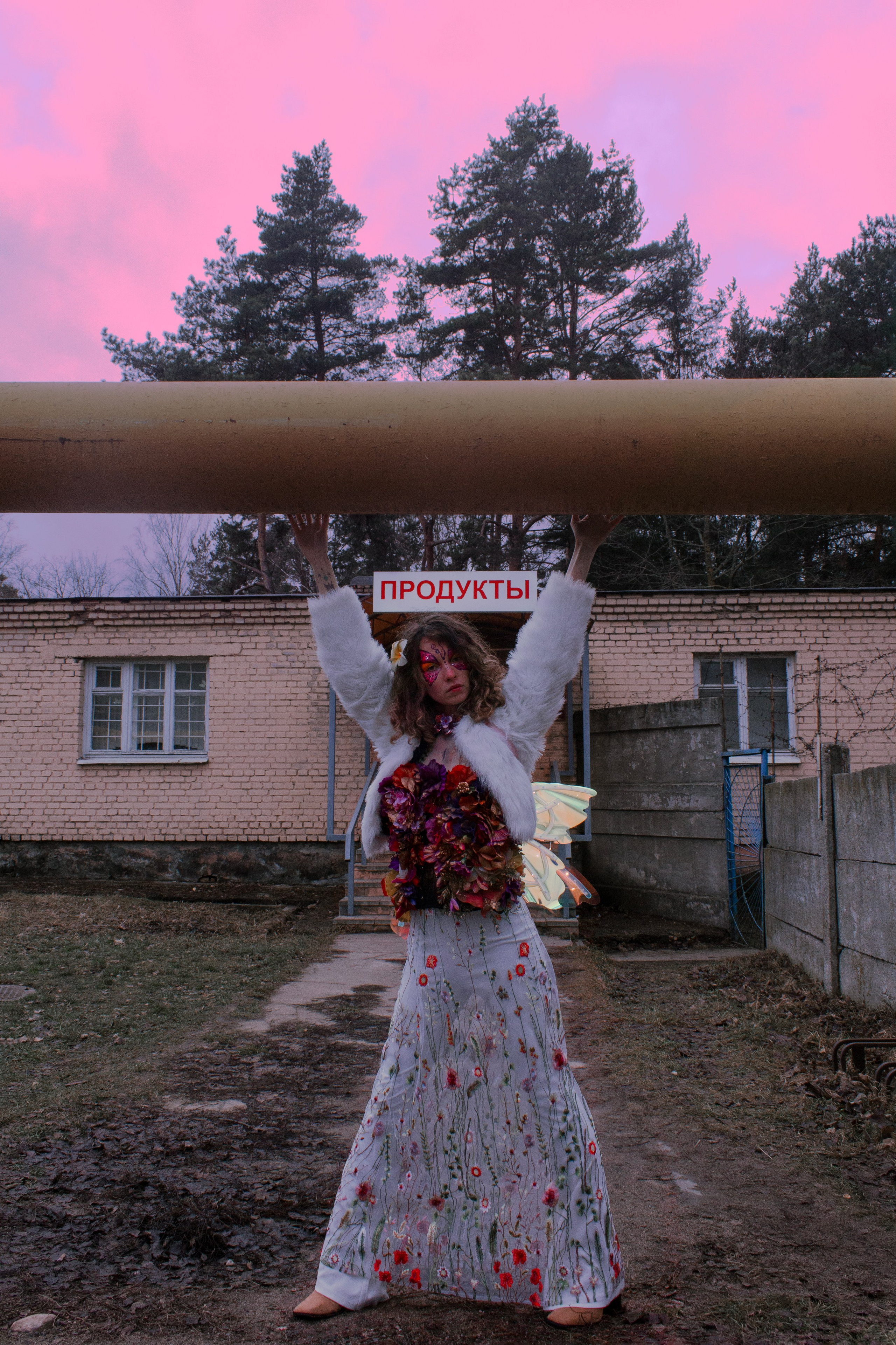 Яркий подарок серому городу