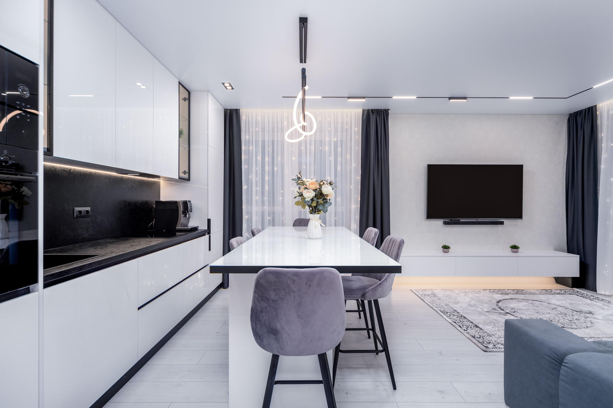 Вид на кухонный остров в кухне-гостиной в дизайнерской квартире в Минске