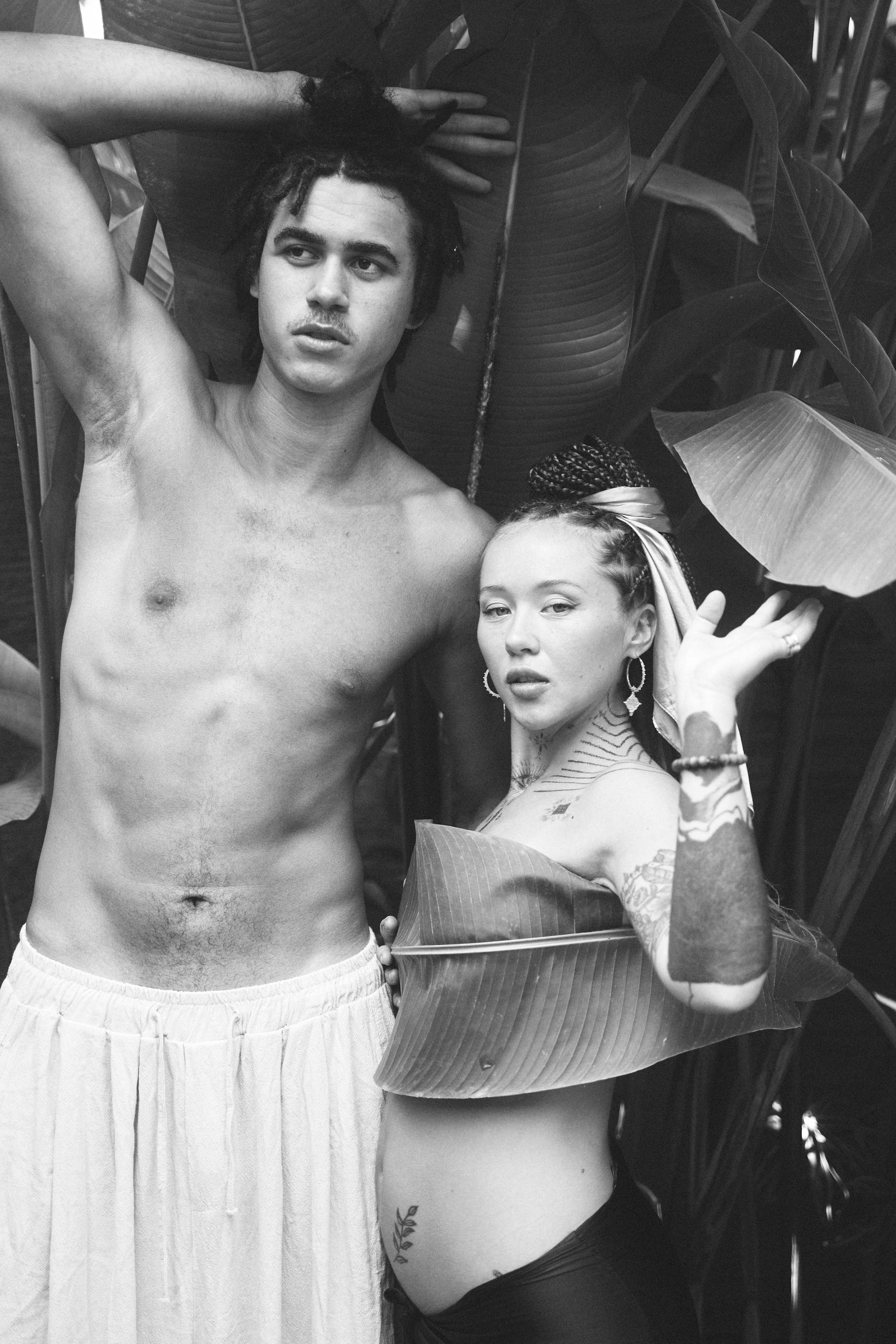 Eva Victoria and Arthur in villa garden. Главная