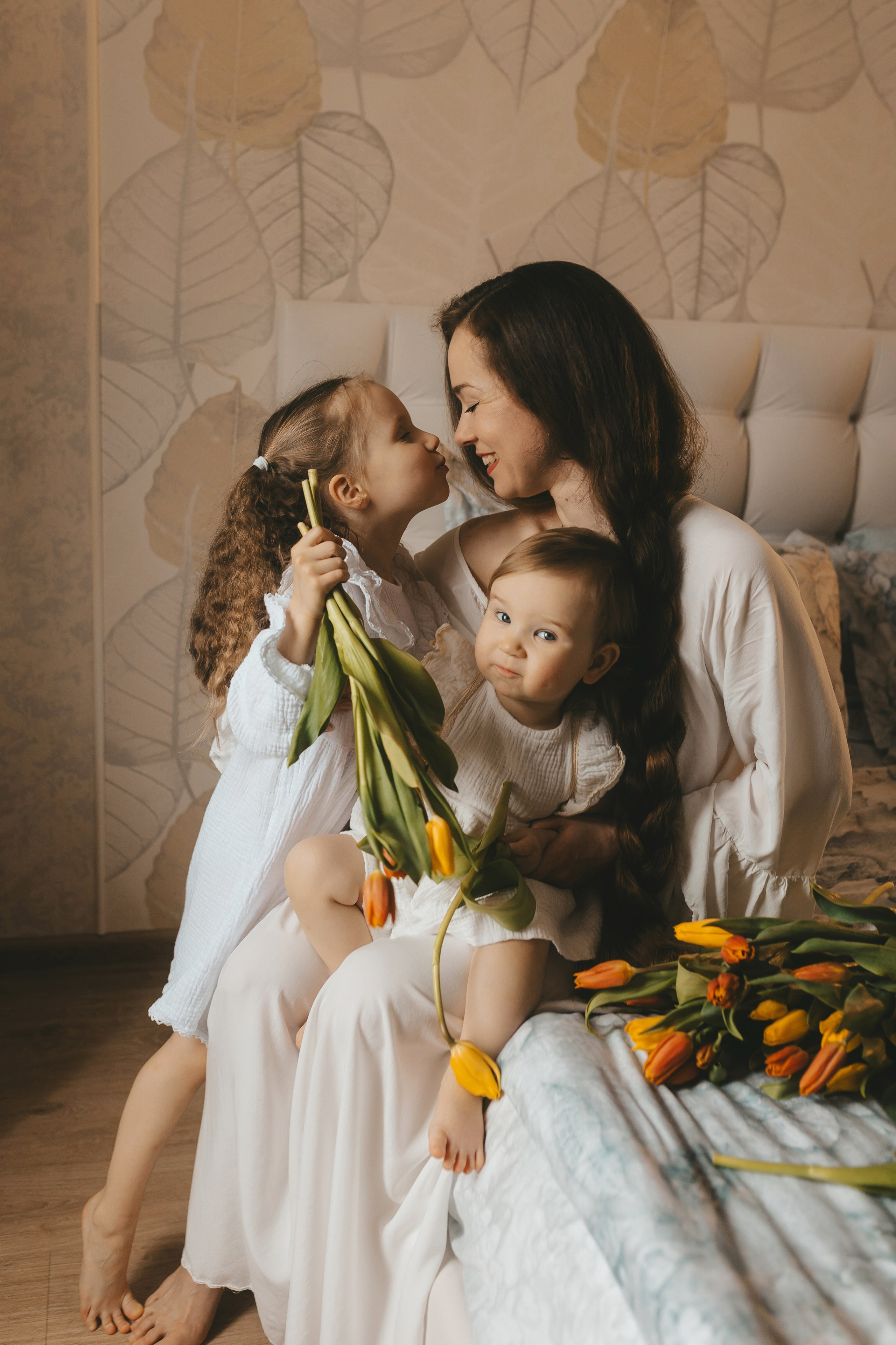 Весенняя домашняя семейная фотосессии мамы с дочками. Семейный и женский фотограф в Москве Надежда Воробьева