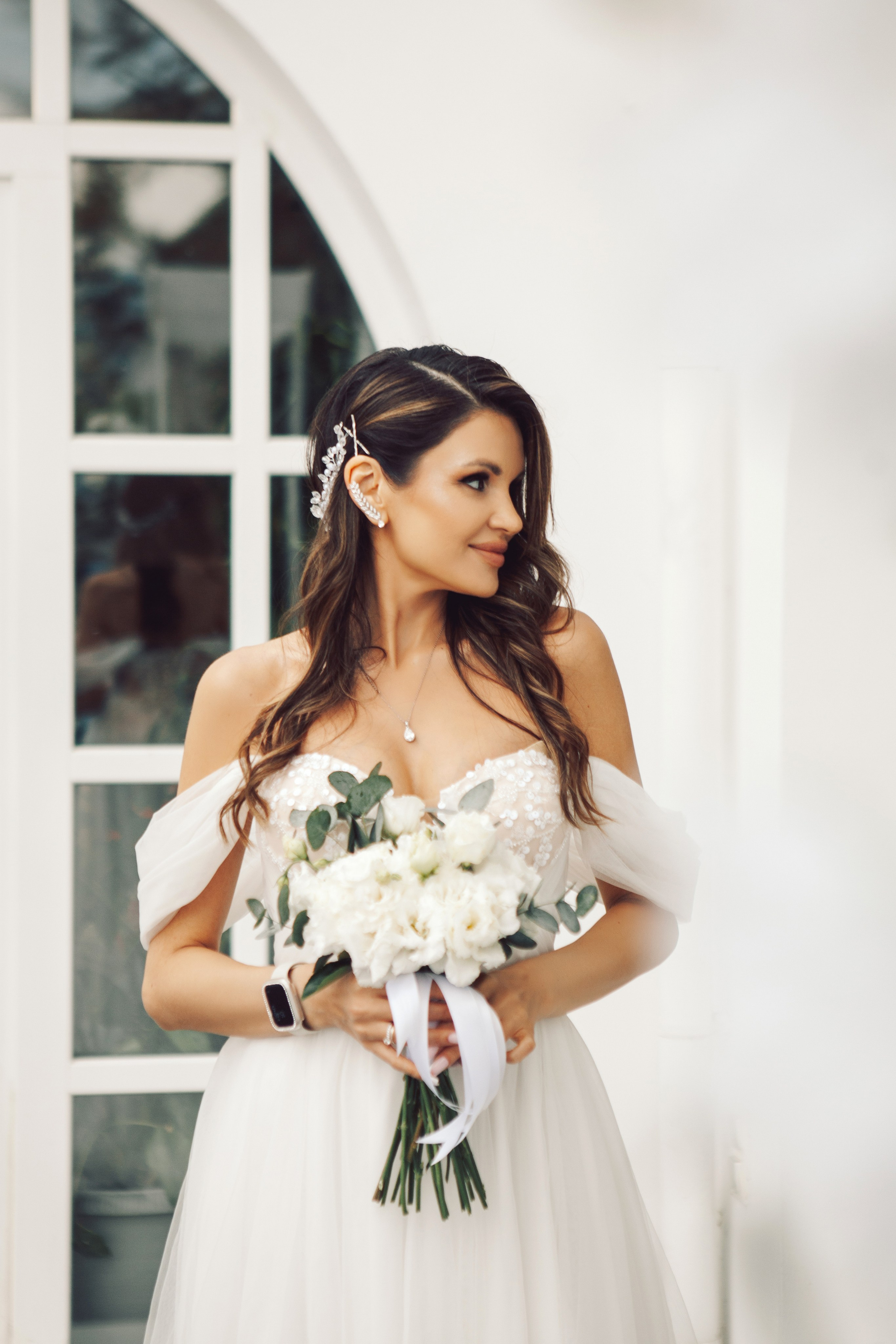Стильная невеста в длинном платье и с букетом на вднх у ресторана