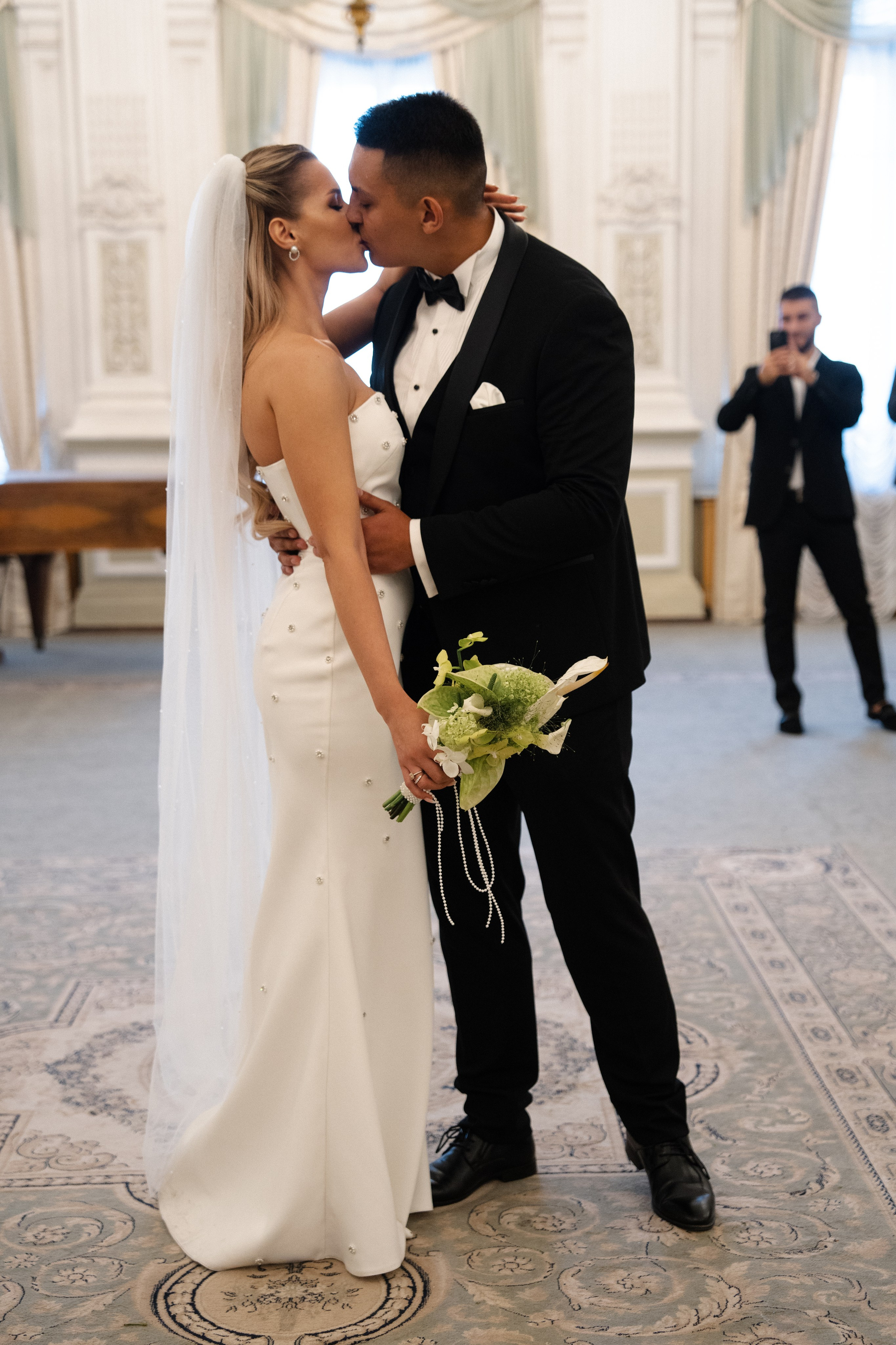 Виктория & Роман. Камерная городская свадьба в видовом ресторане в стиле современная классика. Свадебный фотограф организатор в Санкт-Петербурге Ассоль Опарина