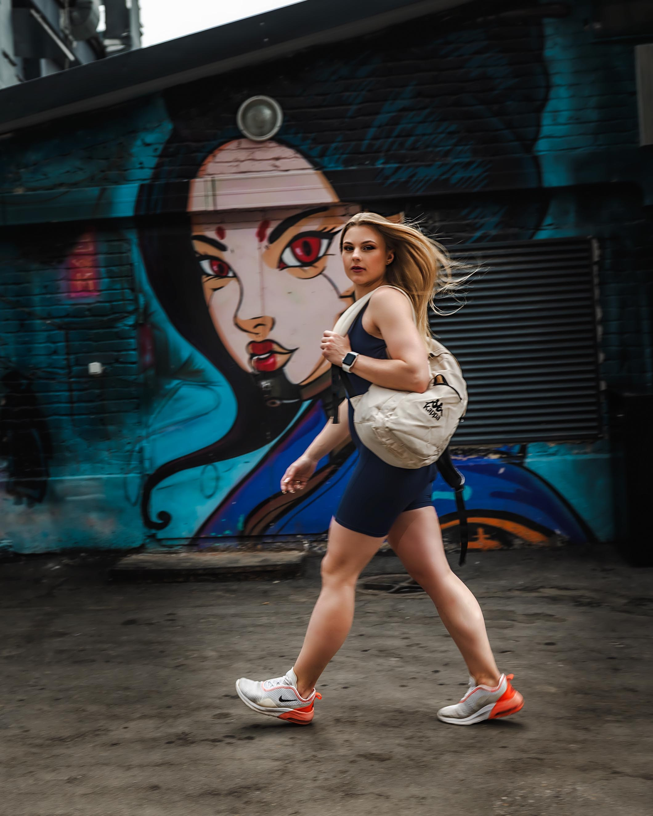 Прогулочная фотосессия спортивной девушки в Москве