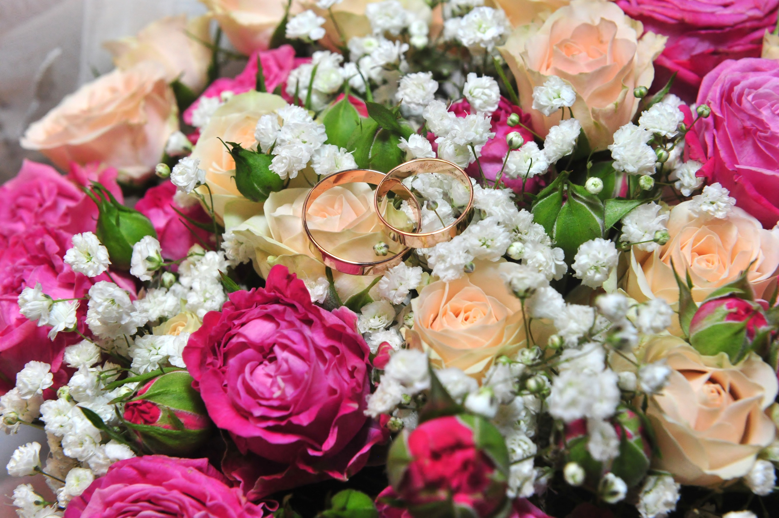 Свадьба в Царицыно пасмурным летним днем, букет невесты с обручальными кольцами на нем 