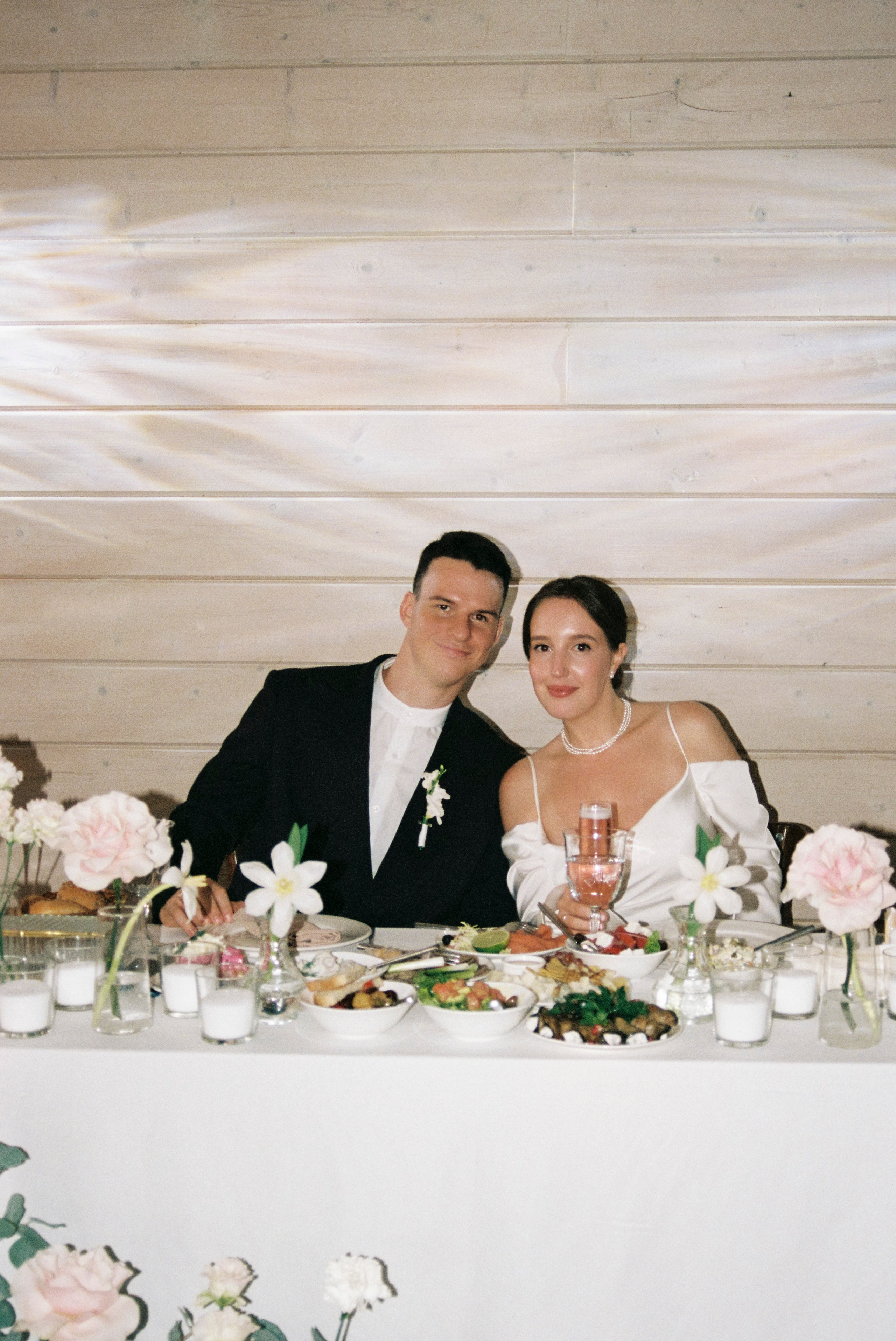 Лёня и Юля. Питер. От утра в отеле до вечеринки в ресторане на заливе. Цифра и плёнка. Свадебный фотограф Катерина Чулкова