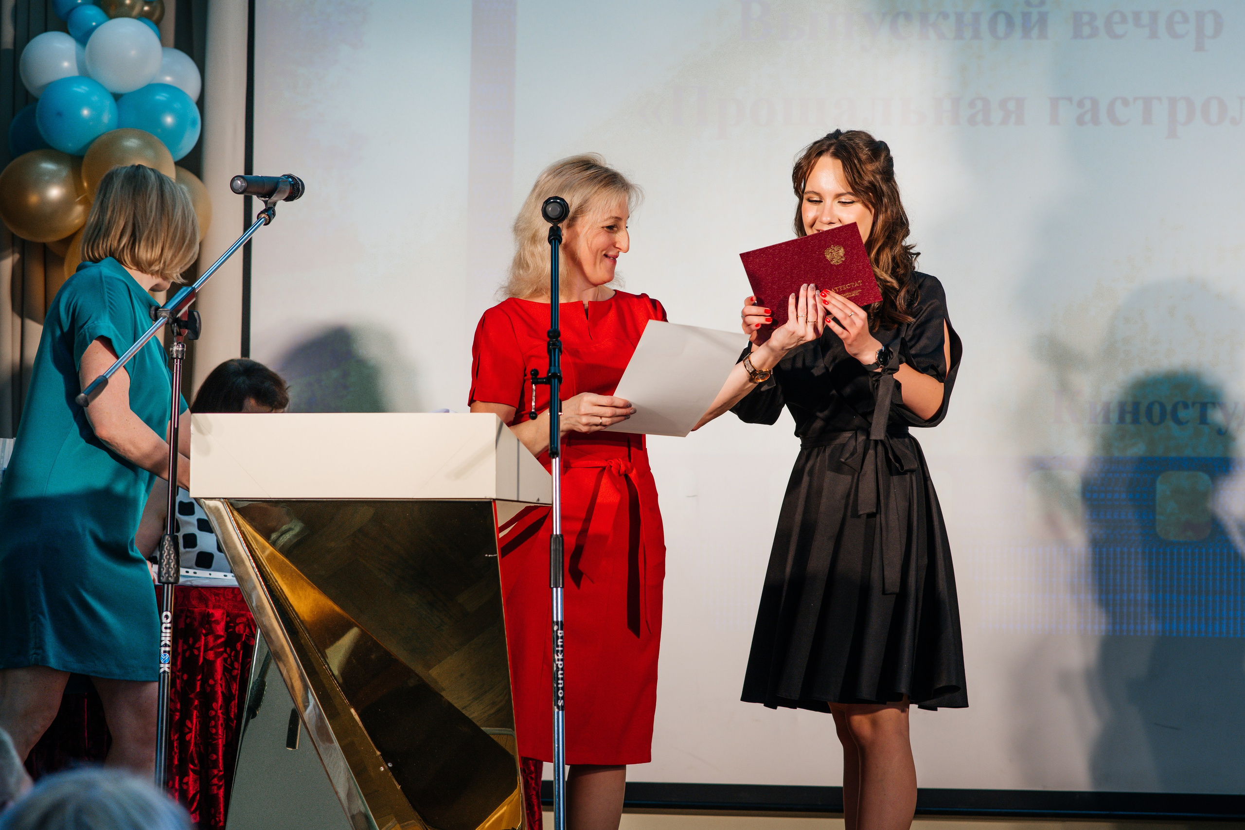 Вручение аттестатов. Выпускные альбомы в Подольске Москве и МО