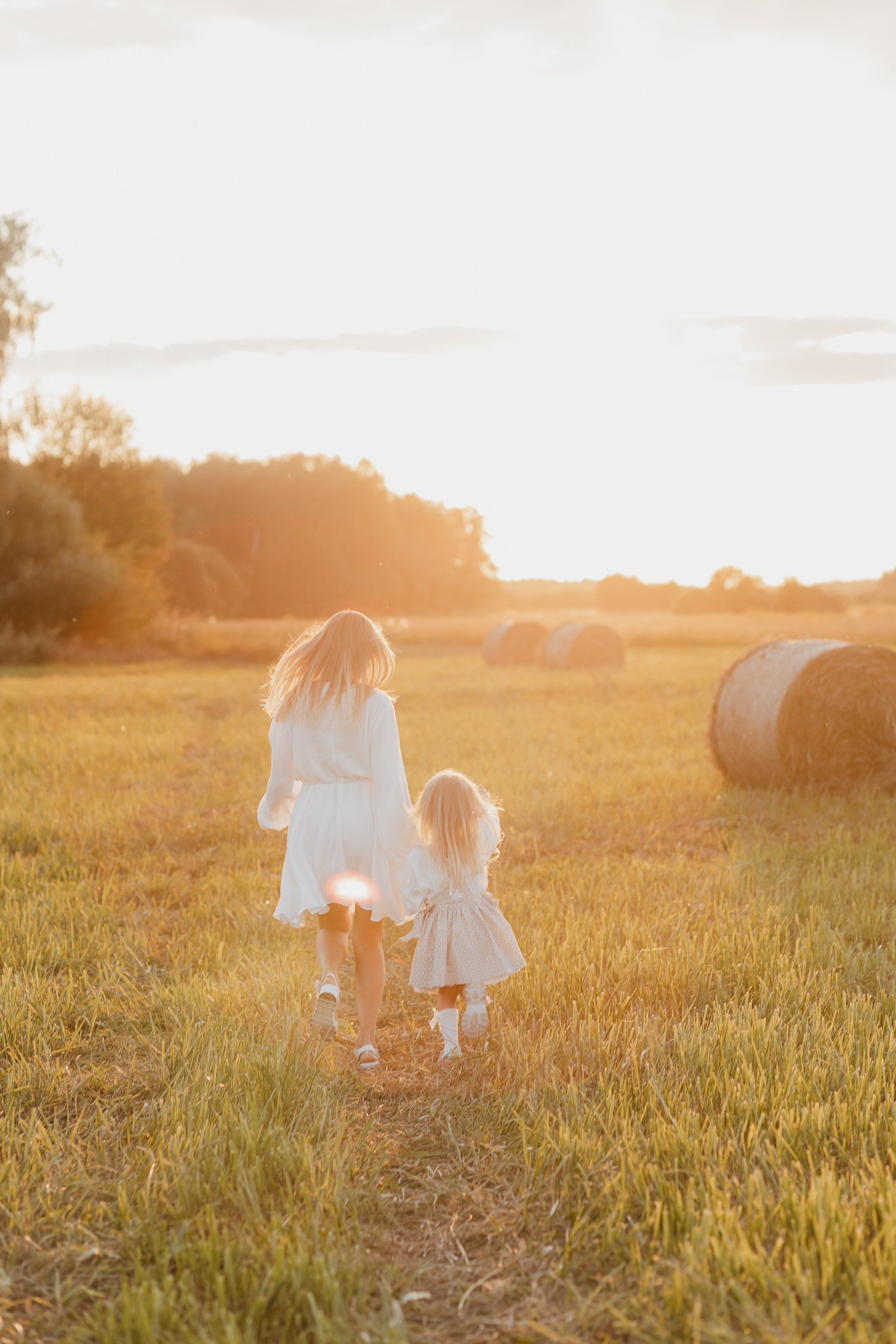Семья Смирновых в поле с сеном. Семейный и детский фотограф в городе Подолск МО Крылова Ирина