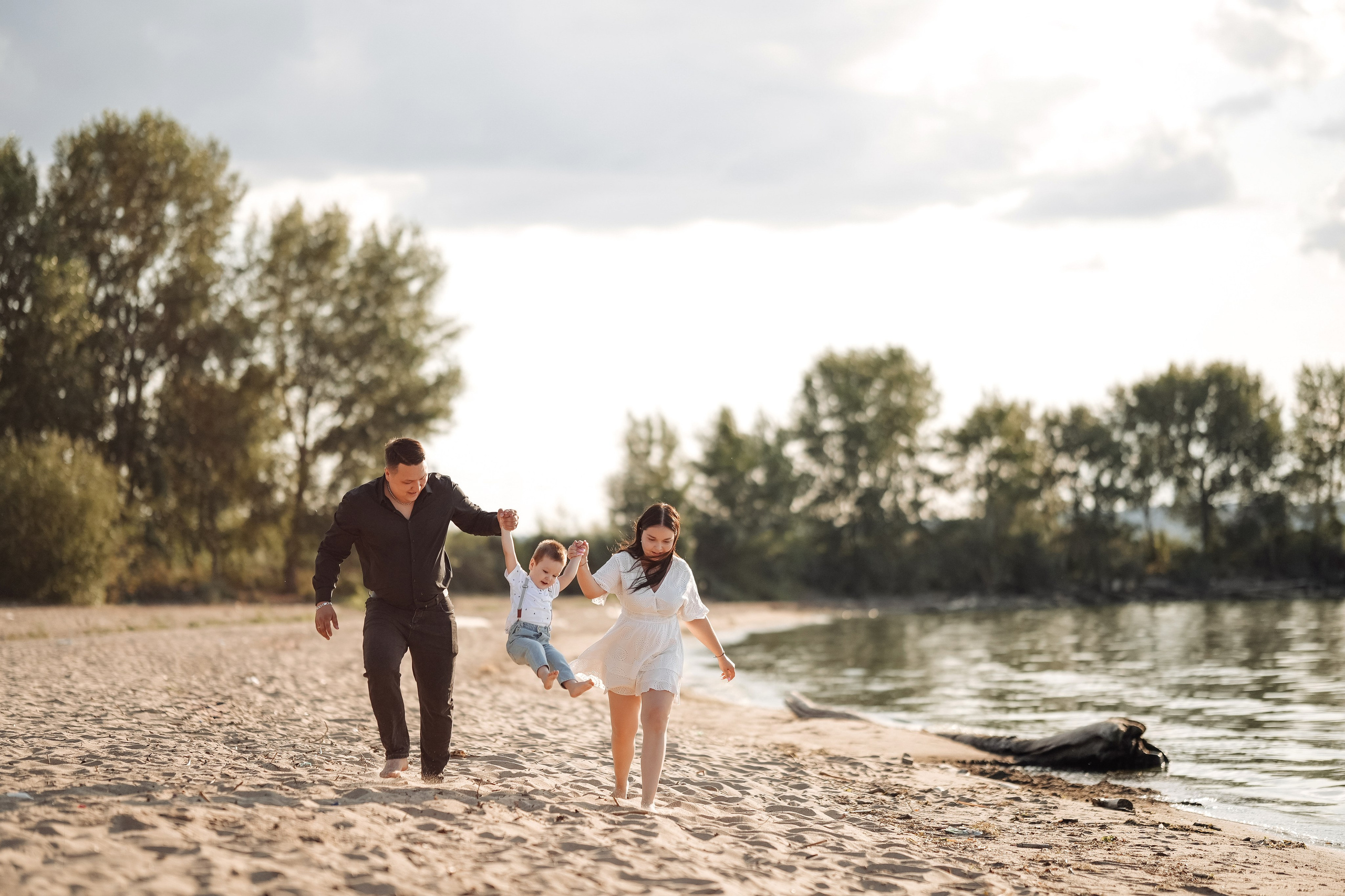 Берег Волги семья лето. Семейный и свадебный фотограф в Ульяновске Арина Авдеева