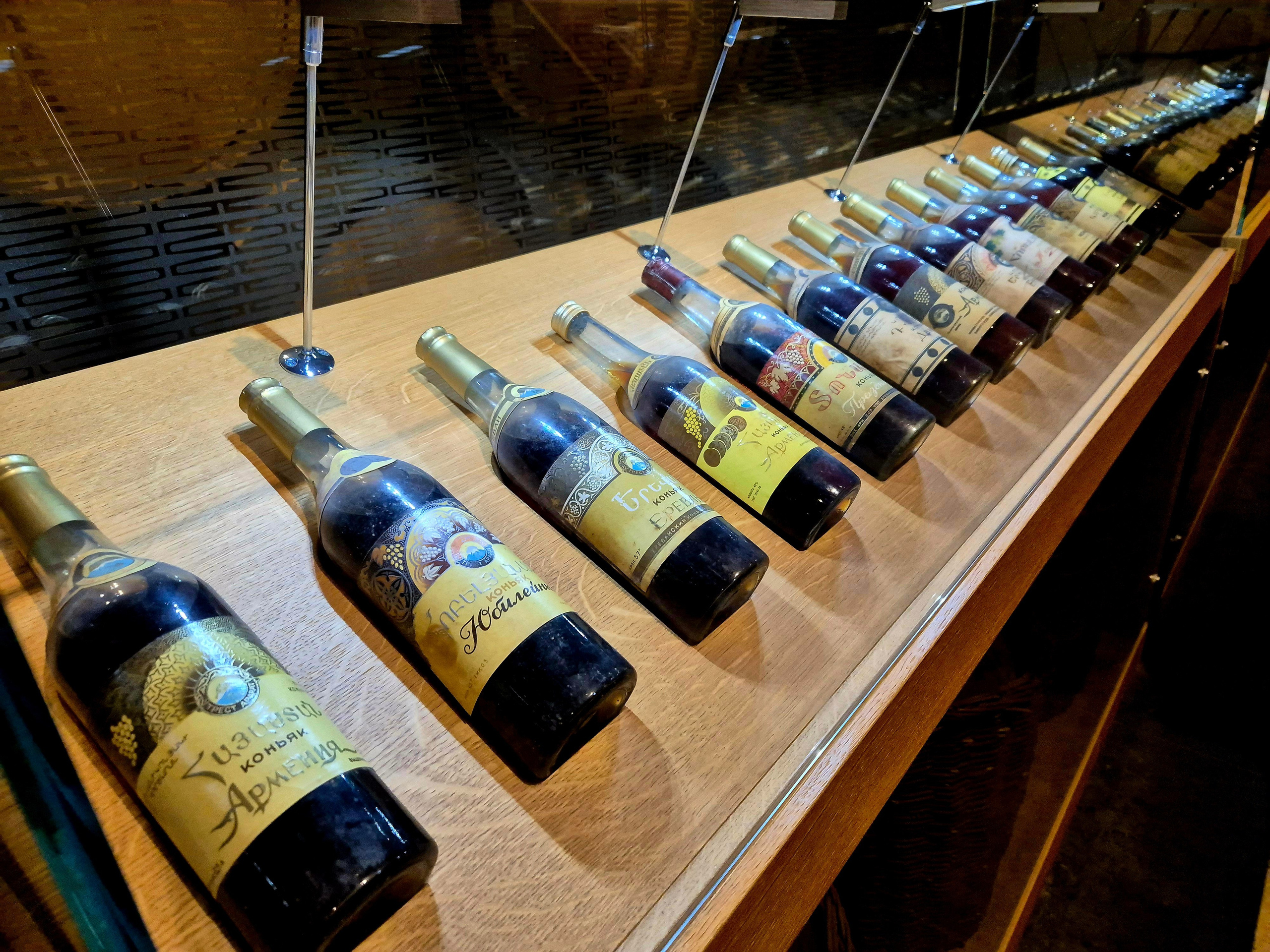 В музее выставлены самые знаковые коньяки из истории производства