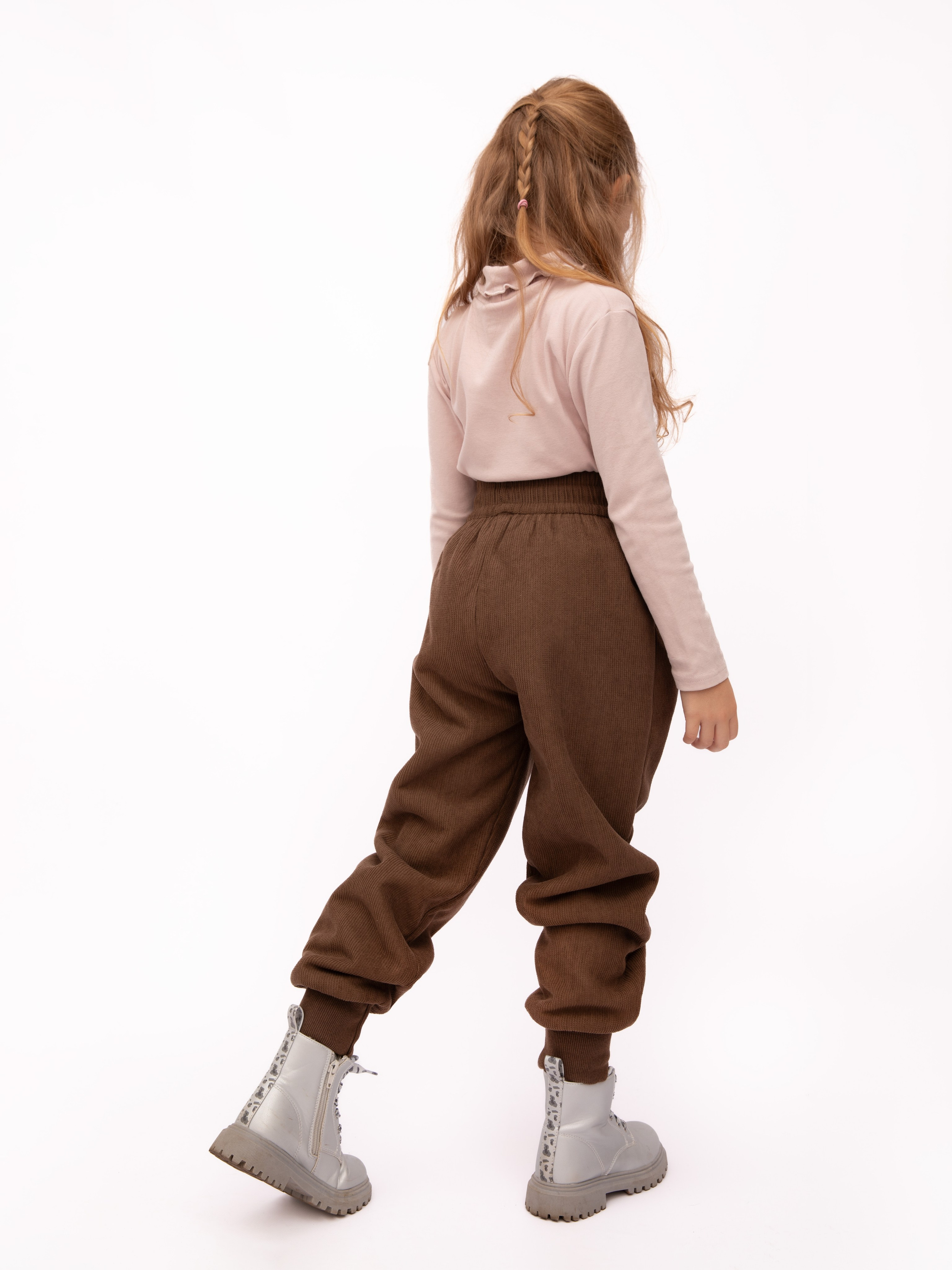 Детские брюки. Фотостудия предметной и модельной съёмки для маркетплейсов