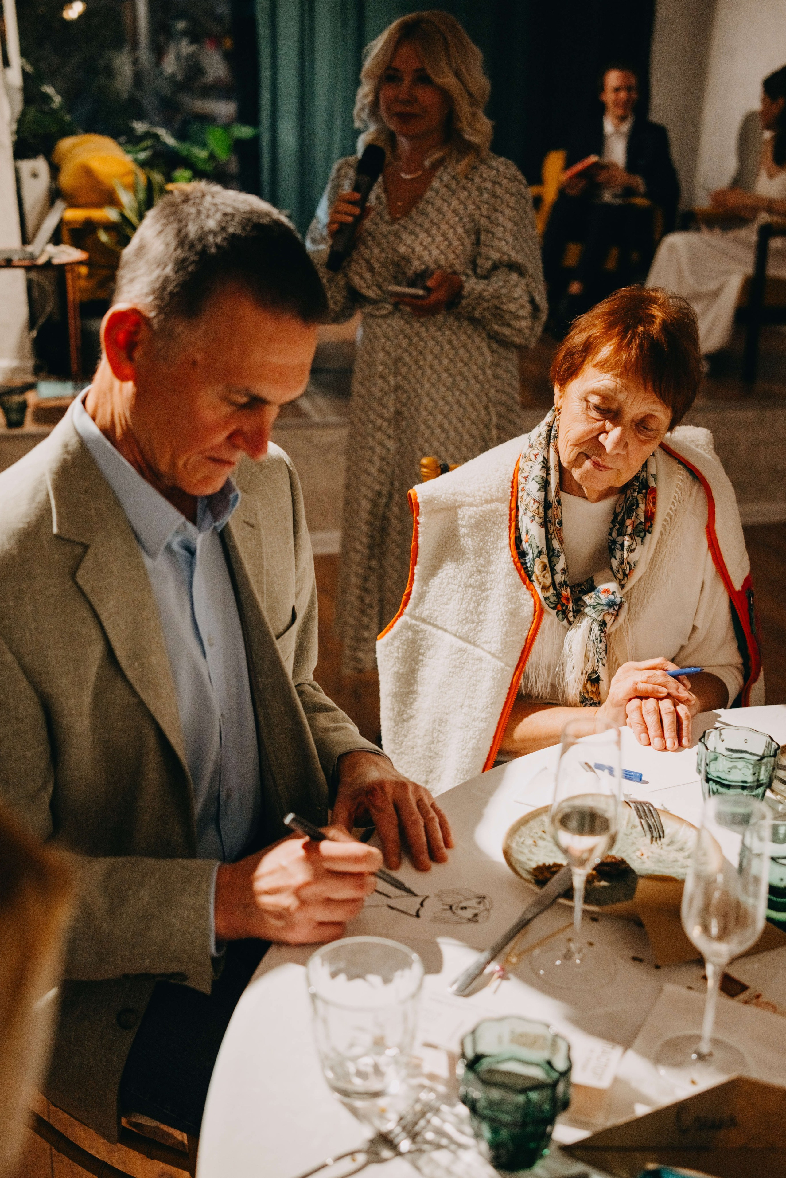 Годовщина свадьбы в кафе. Портретный и свадебный фотограф в Тбилиси • xeniqo