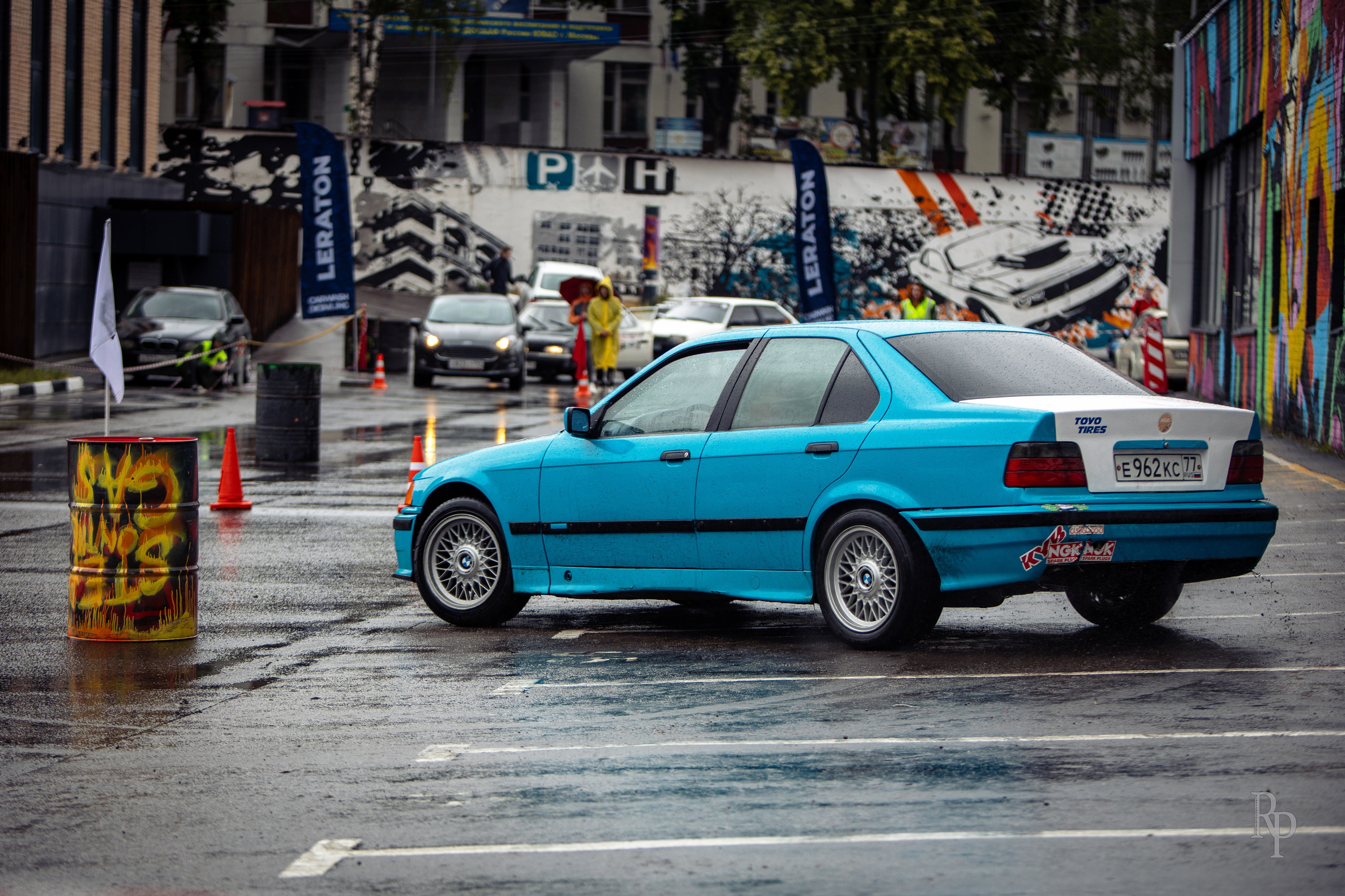 SHOWDOWN. Rusty Photographer