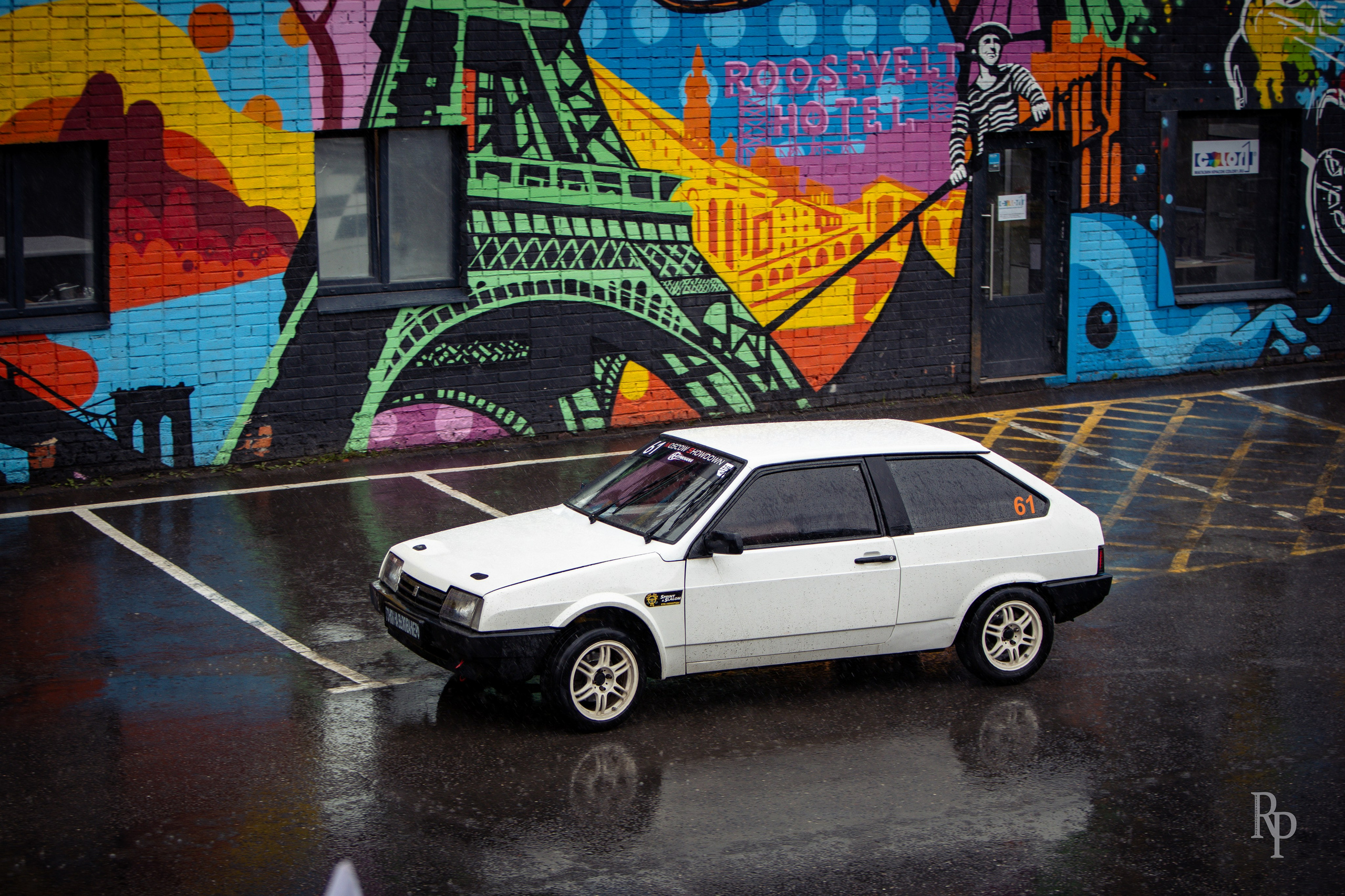 SHOWDOWN. Rusty Photographer