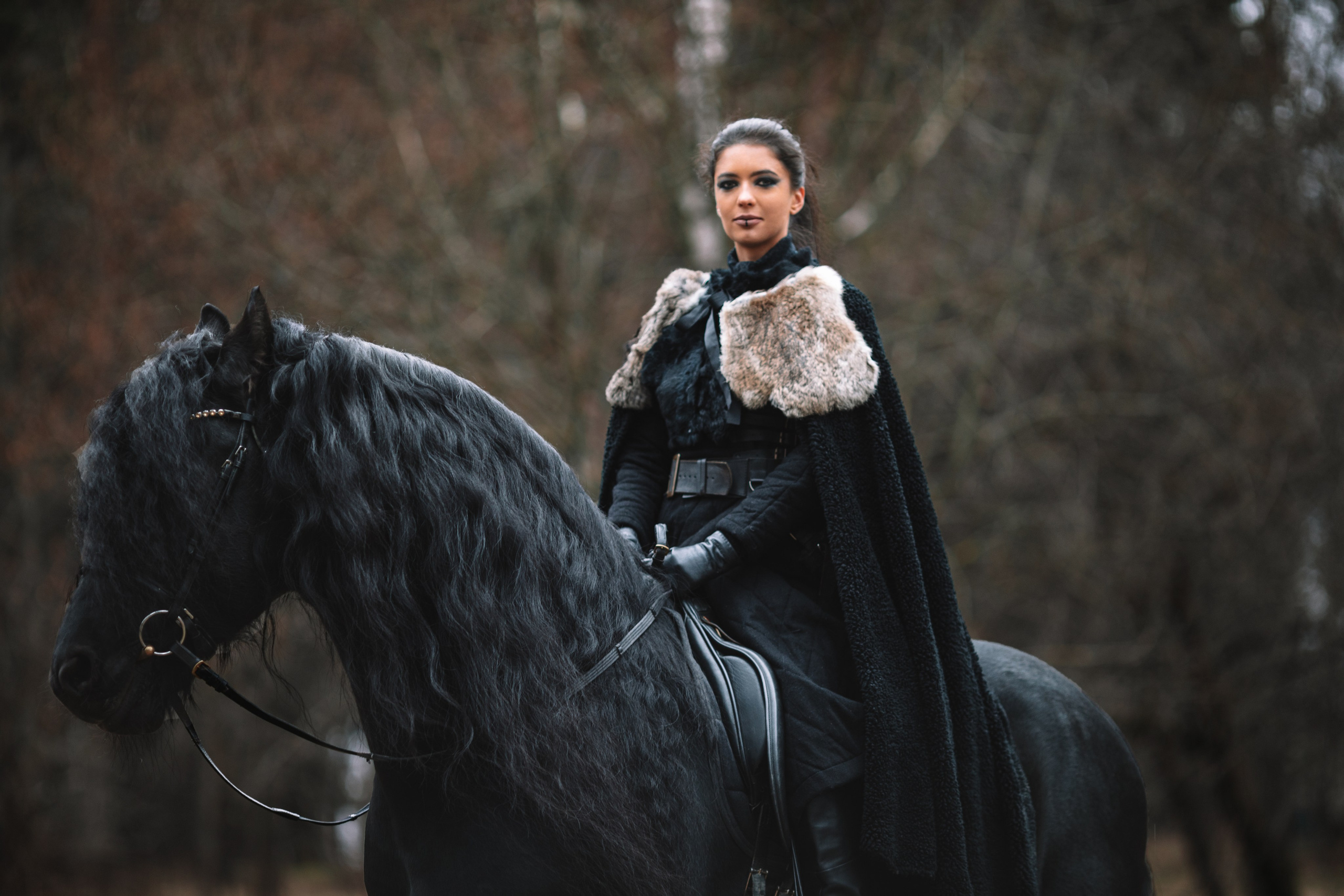 Наташа с фризом в костюме викинга. Фотосессии с лошадьми