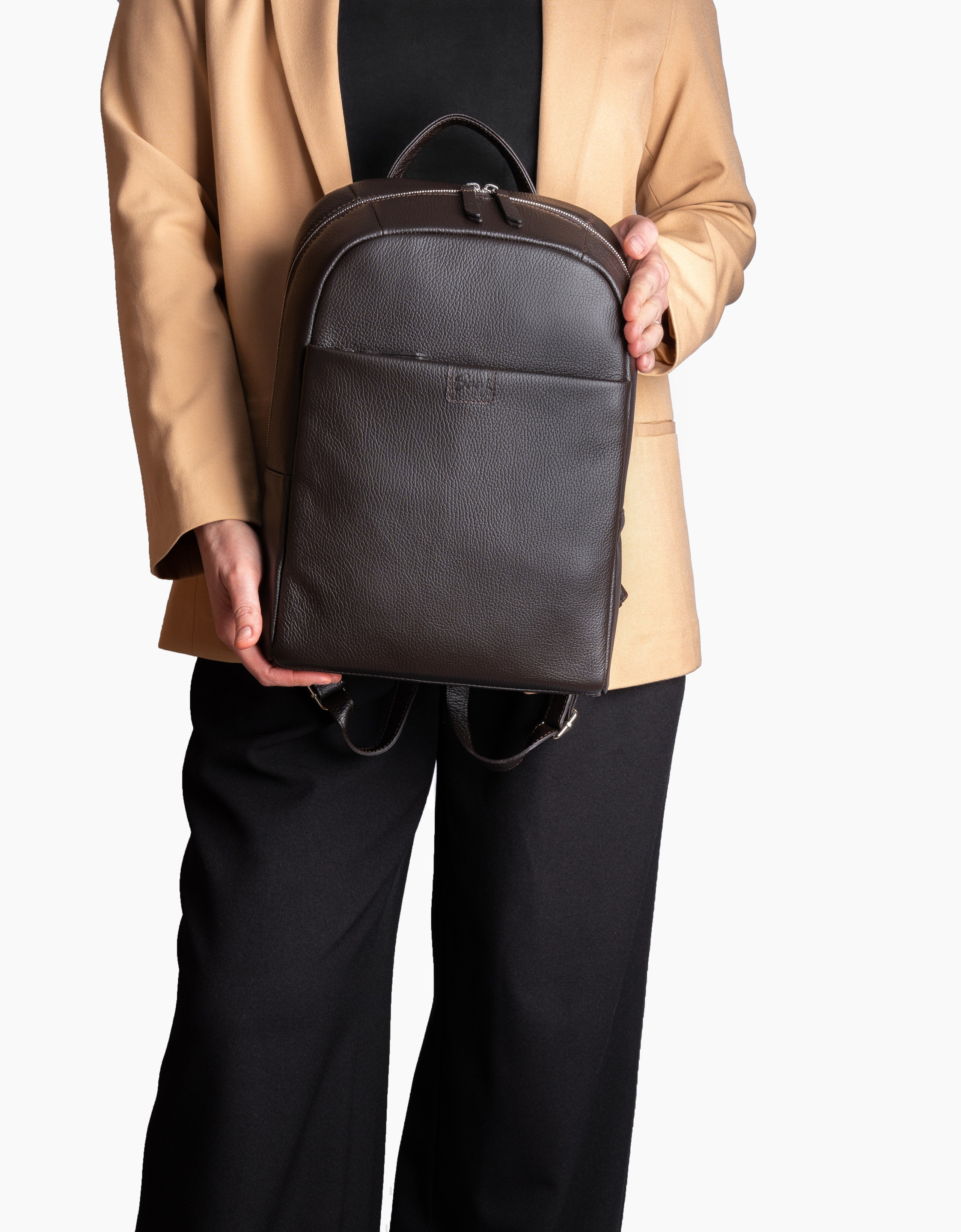 Съёмка кожаного рюкзака для маркетплейса ozon и wildberries, и для социальных сетей. Предметный фотограф Санкт-Петербург