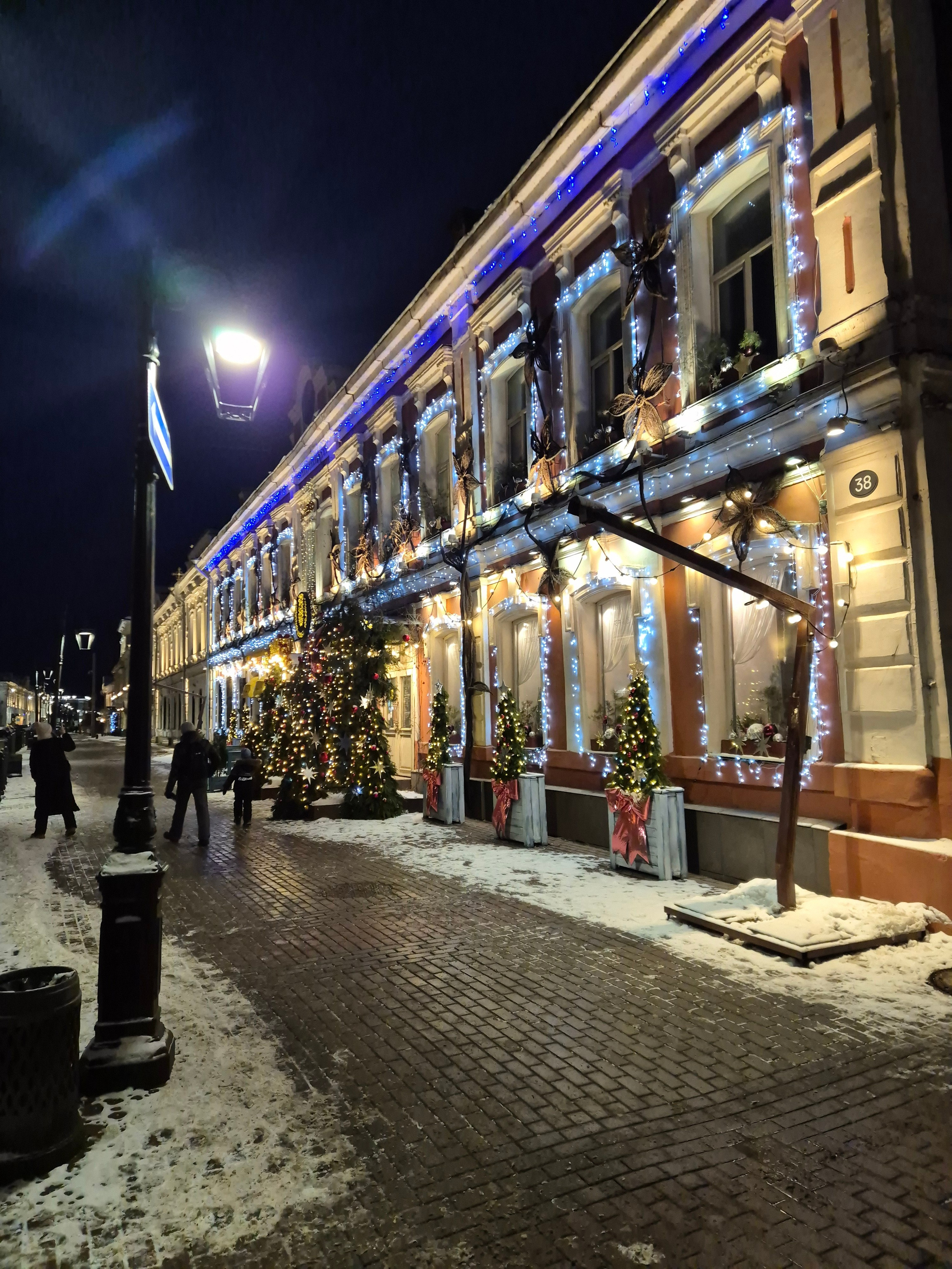 Один из уютных баров-ресторанов. В 5 вечера 1 января все казалось вымершим, но к 7 рестораны заполнились полностью