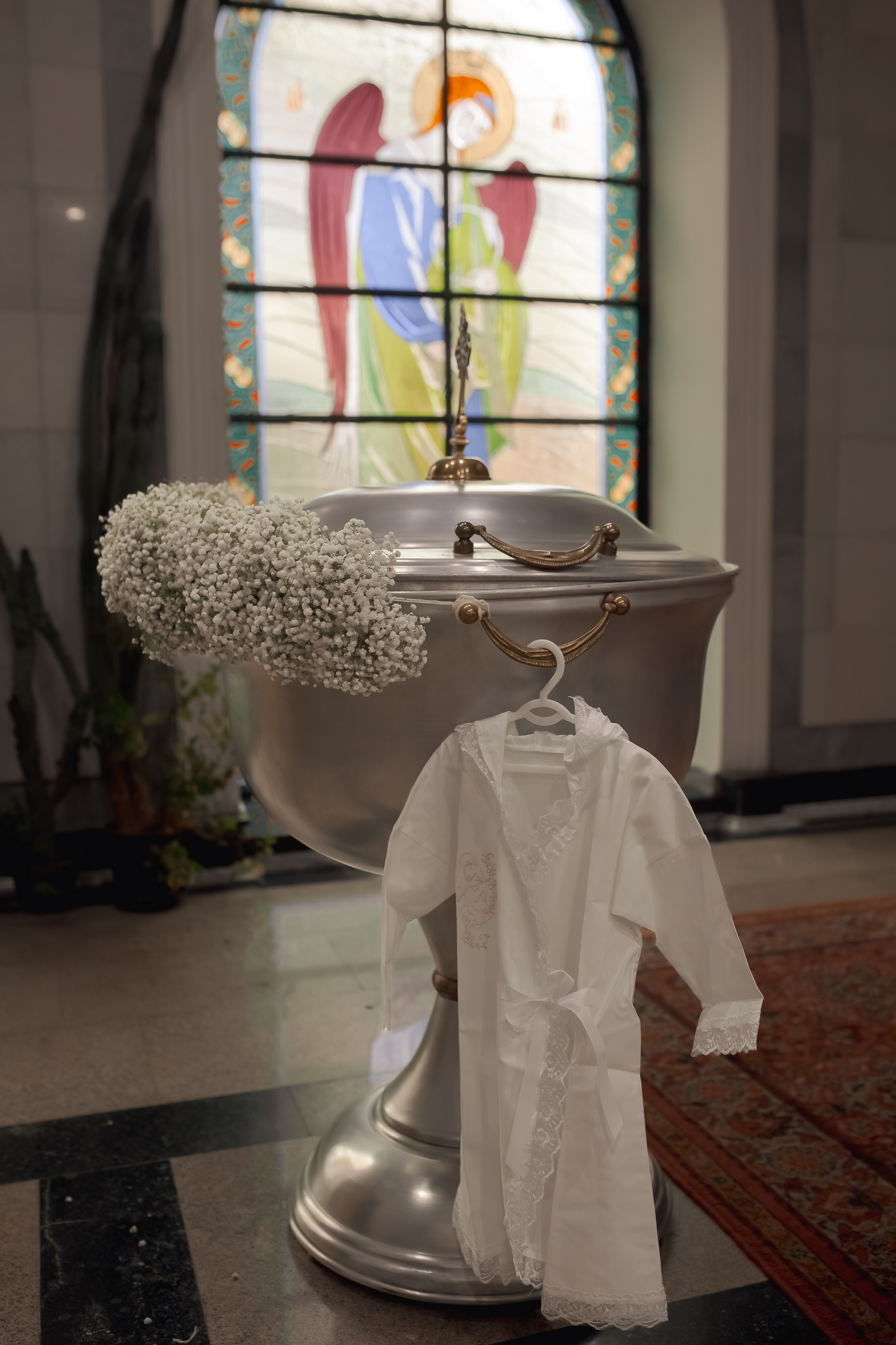 украшенная цветами купель в Ташкенте