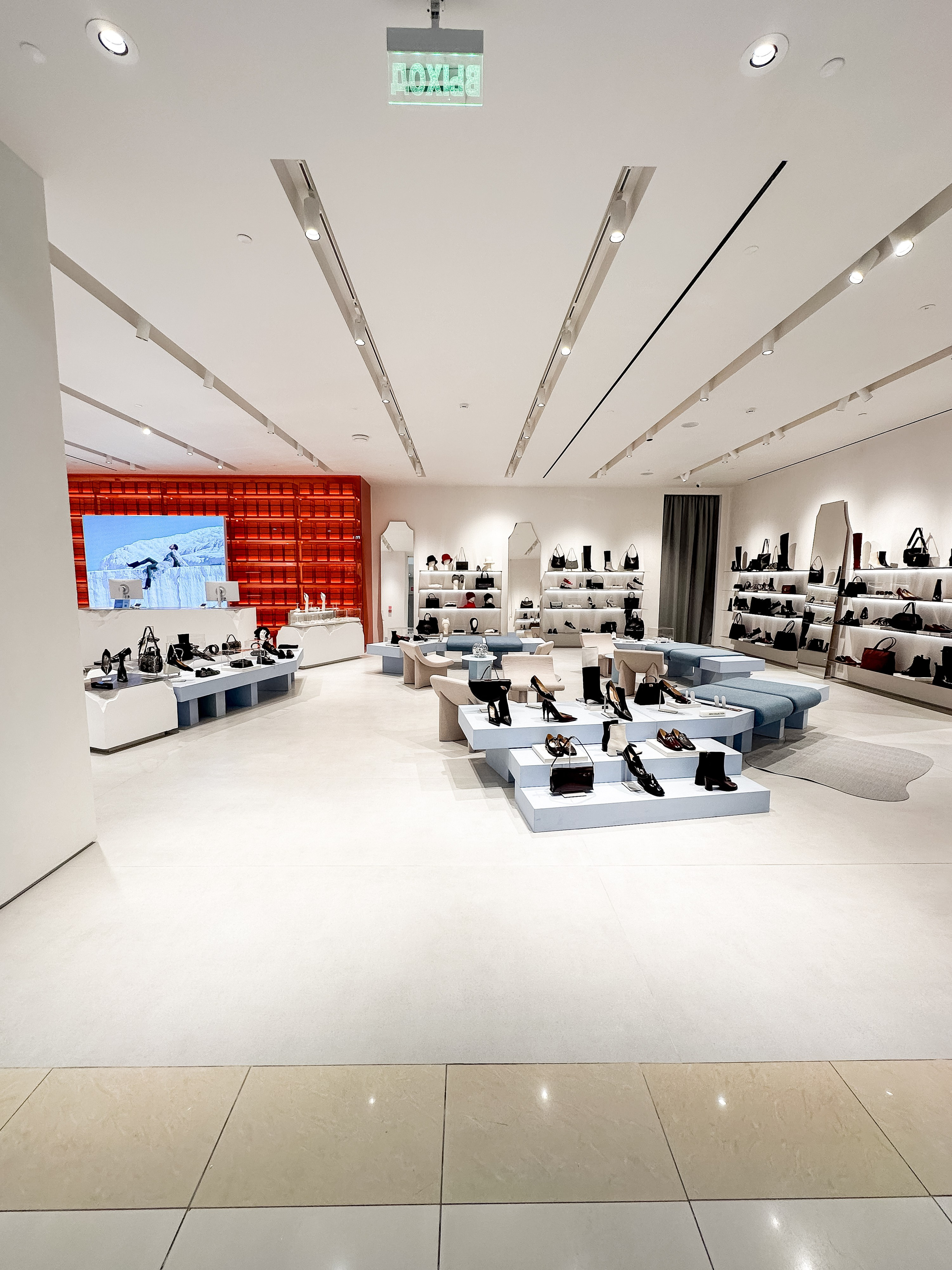 Интерьерная фотосъемка магазина Ekonika в Краснодаре — обувной бренд Профессиональная фотосъемка Ekonika — фирменный магазин в Краснодаре. Шедевры для Вас! Фотограф и Видеограф в Краснодаре Пахиев Руслан