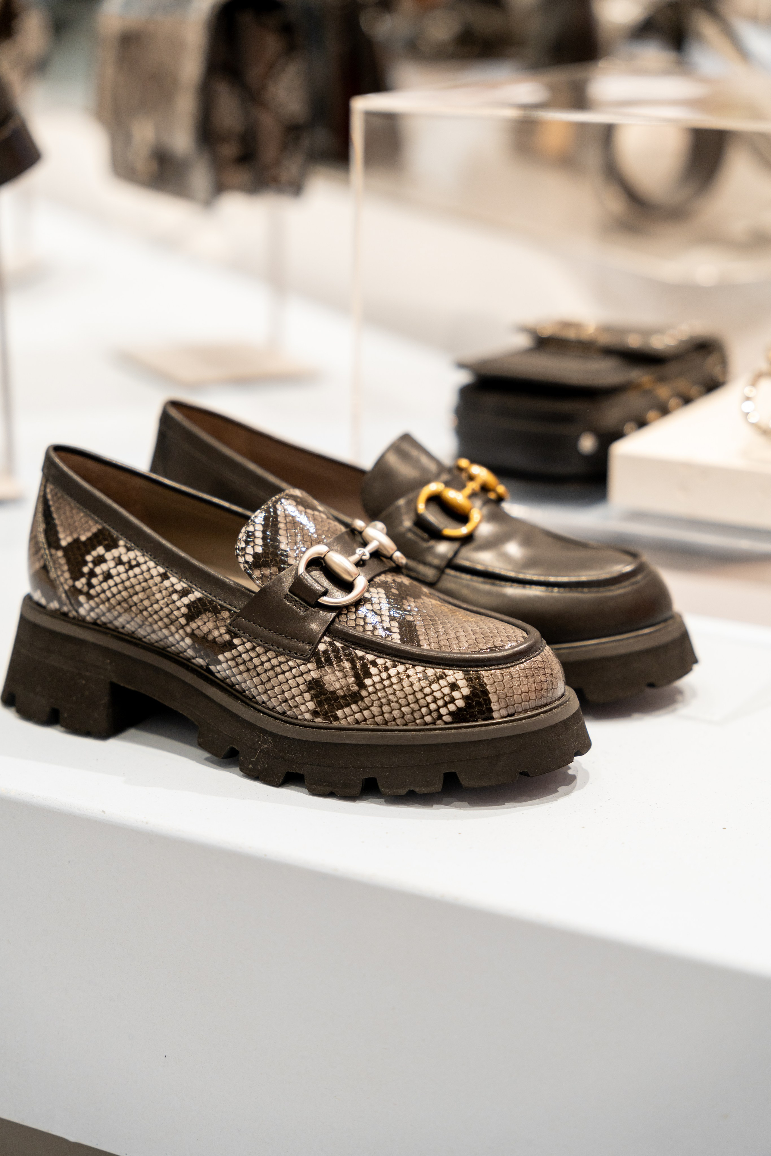 Интерьерная фотосъемка магазина Ekonika в Краснодаре — обувной бренд Профессиональная фотосъемка Ekonika — фирменный магазин в Краснодаре. Шедевры для Вас! Фотограф и Видеограф в Краснодаре Пахиев Руслан