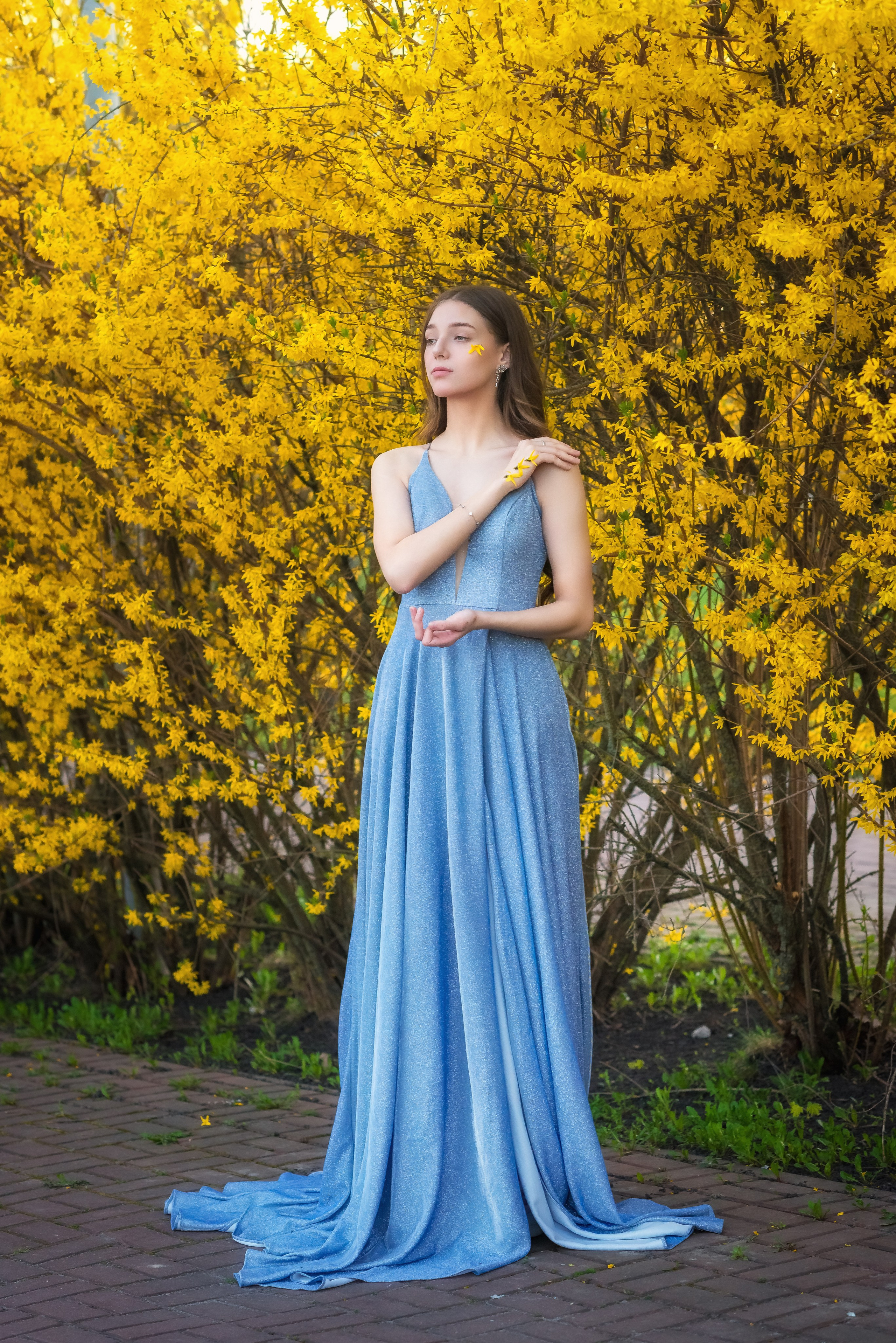 Портрет в Форзиции. Женский фотограф Крещение Венчание Москва Брянск