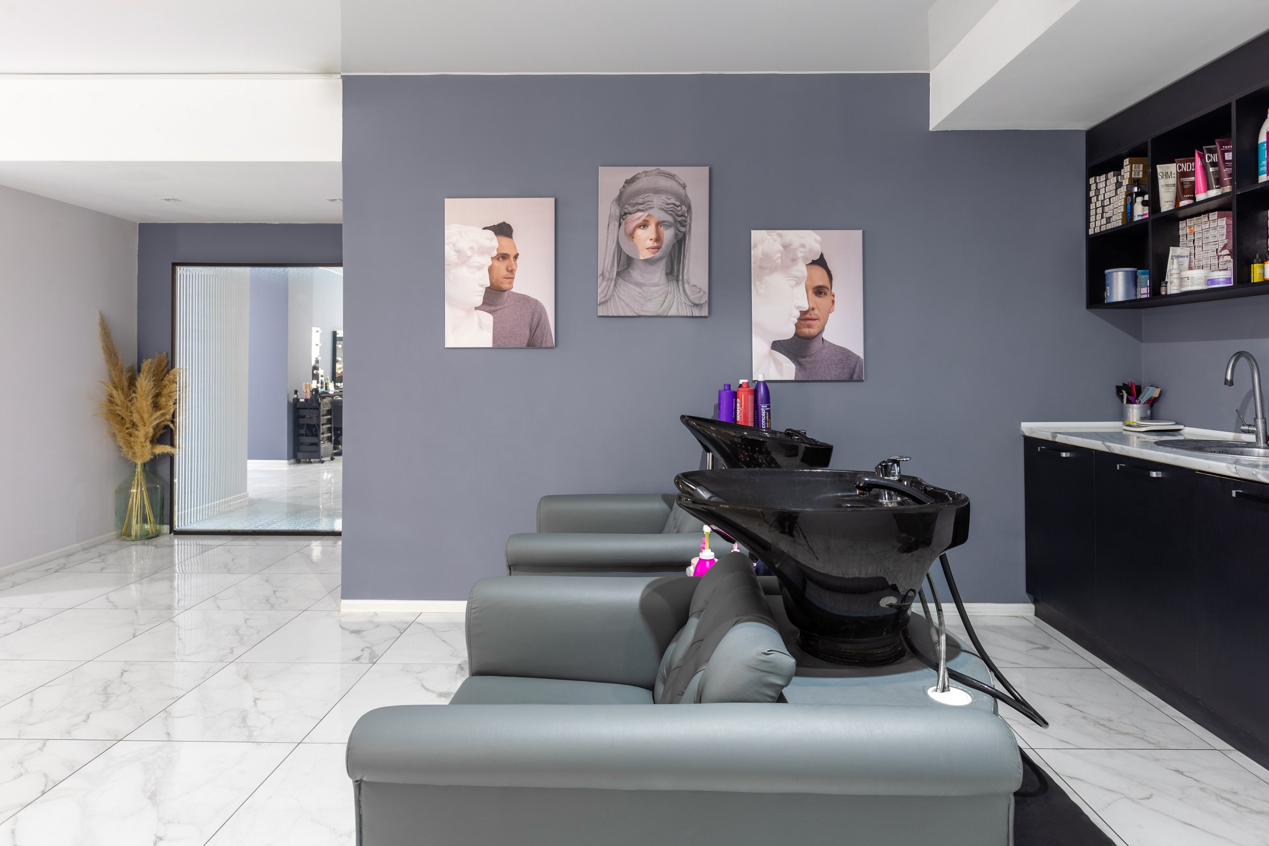 Интерьерный фотограф Воронеж. Черные парикмахерские мойки рядом в салоне красоты. Серые стены в интерьере парикмахерской. Картины на серой стене.