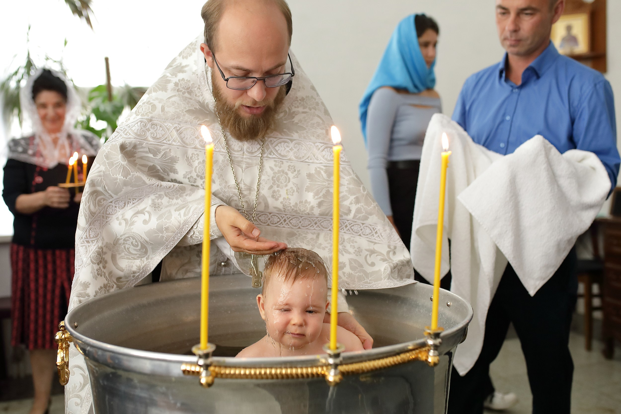 погружение ребенка при крещении