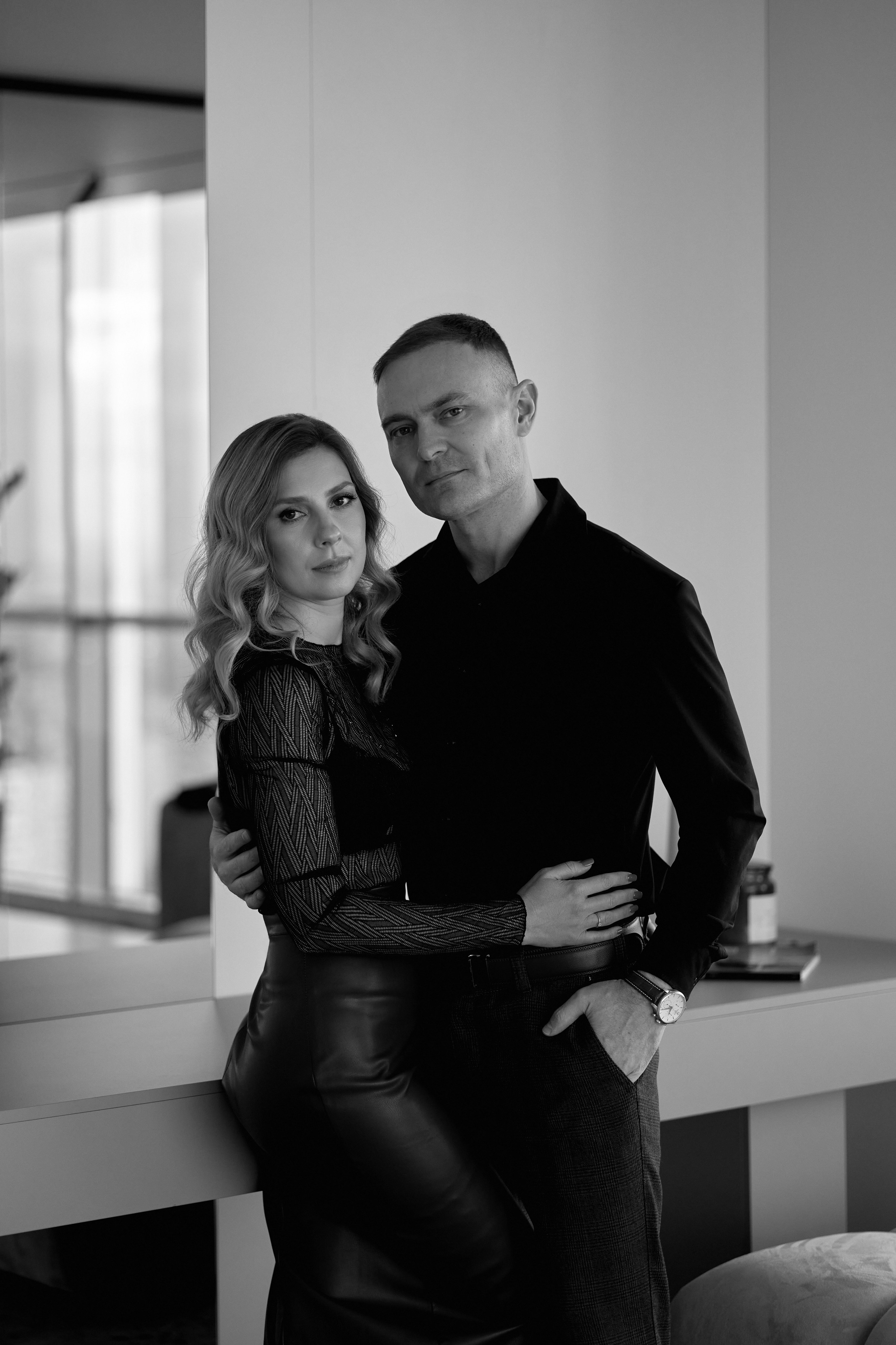 Парная фотосессия в студии с панорамными окнами. Сестры Карабаза. Фотографы и ретушеры в Москве и Санкт-Петербурге