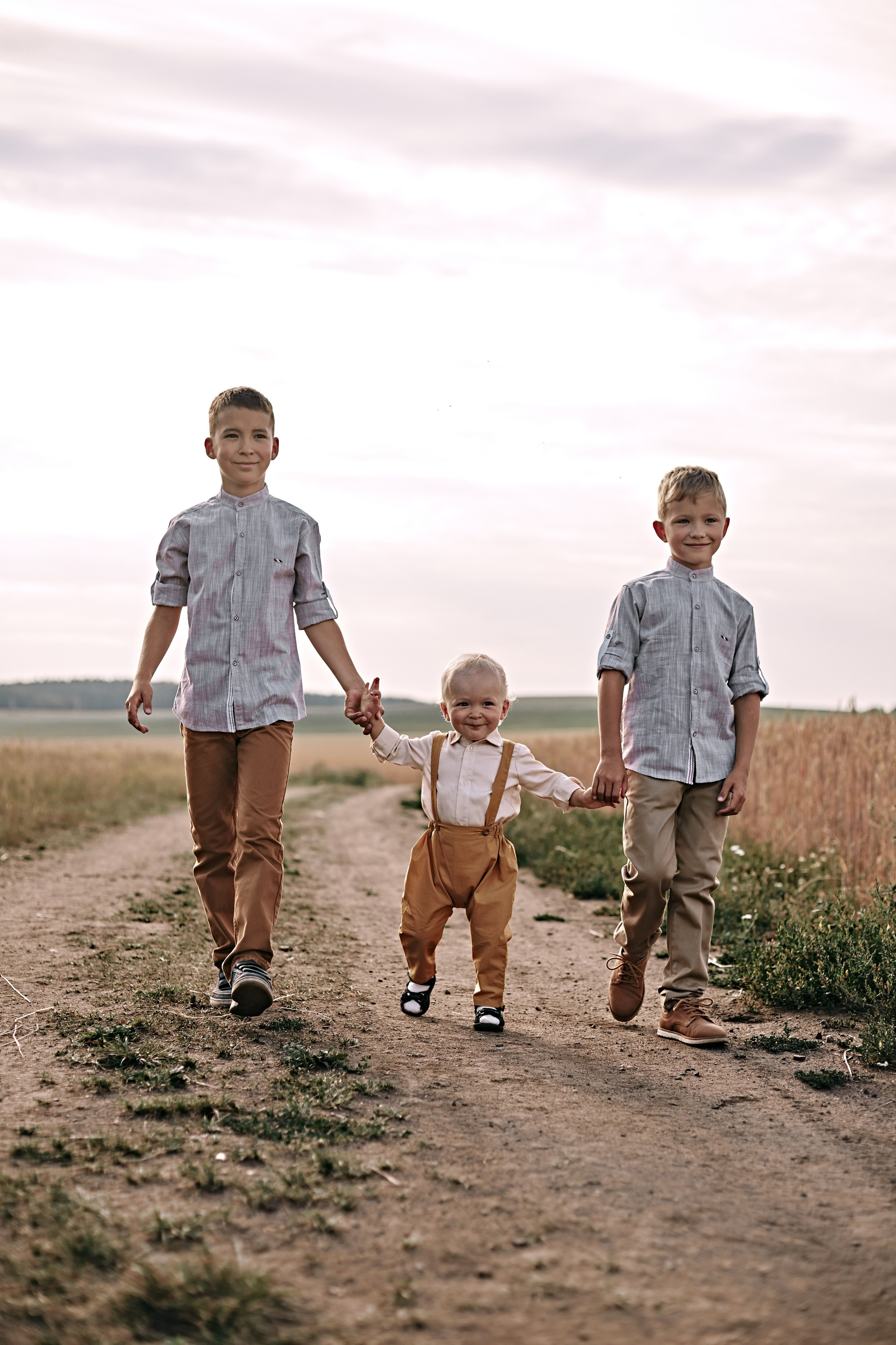 Большая семейная съемка в поле. Главная
