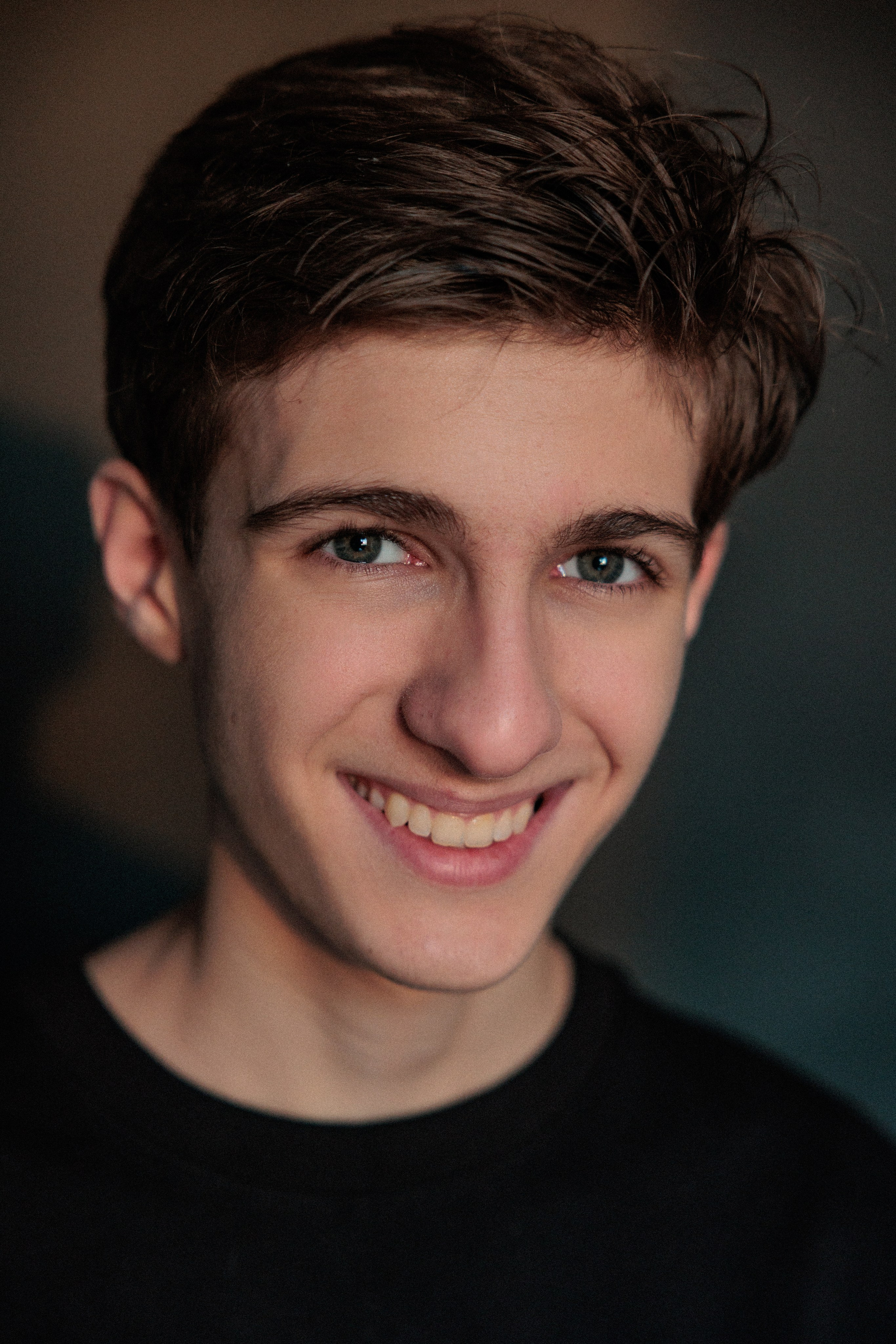 АРТЁМ. Я фотограф из Москвы к Вашим услугам