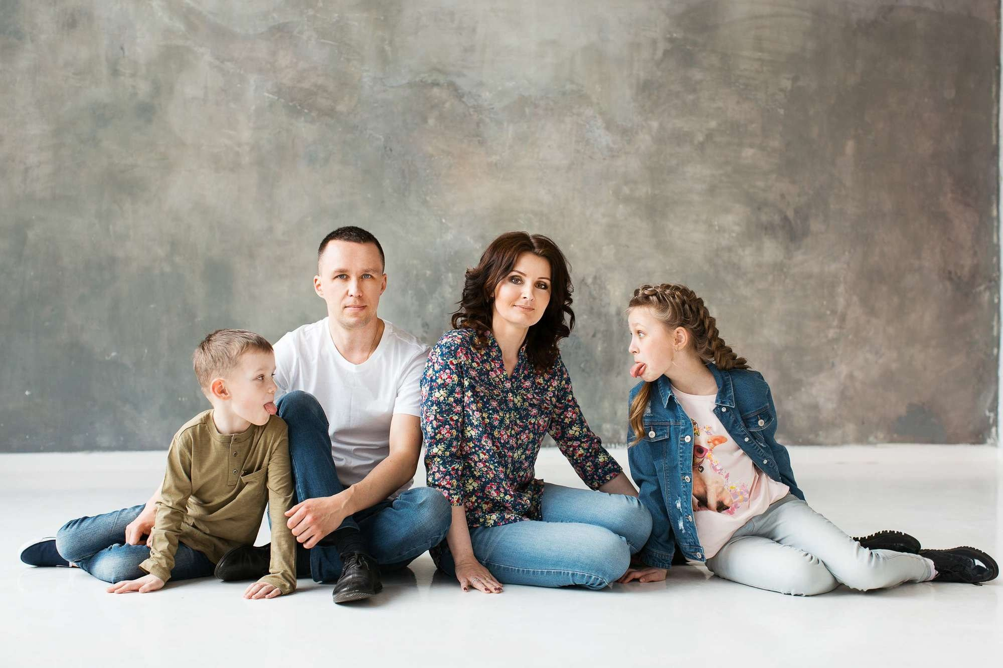 Фотосессия большой семьи в студии