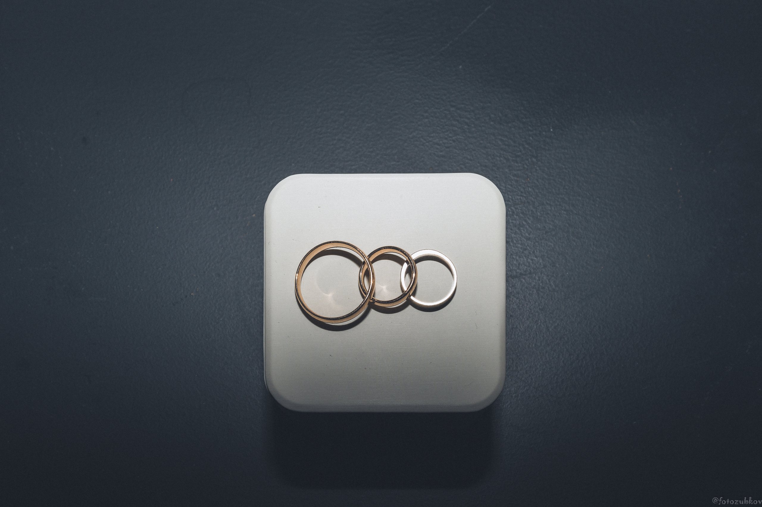 Свадебные кольца на тёмном фоне