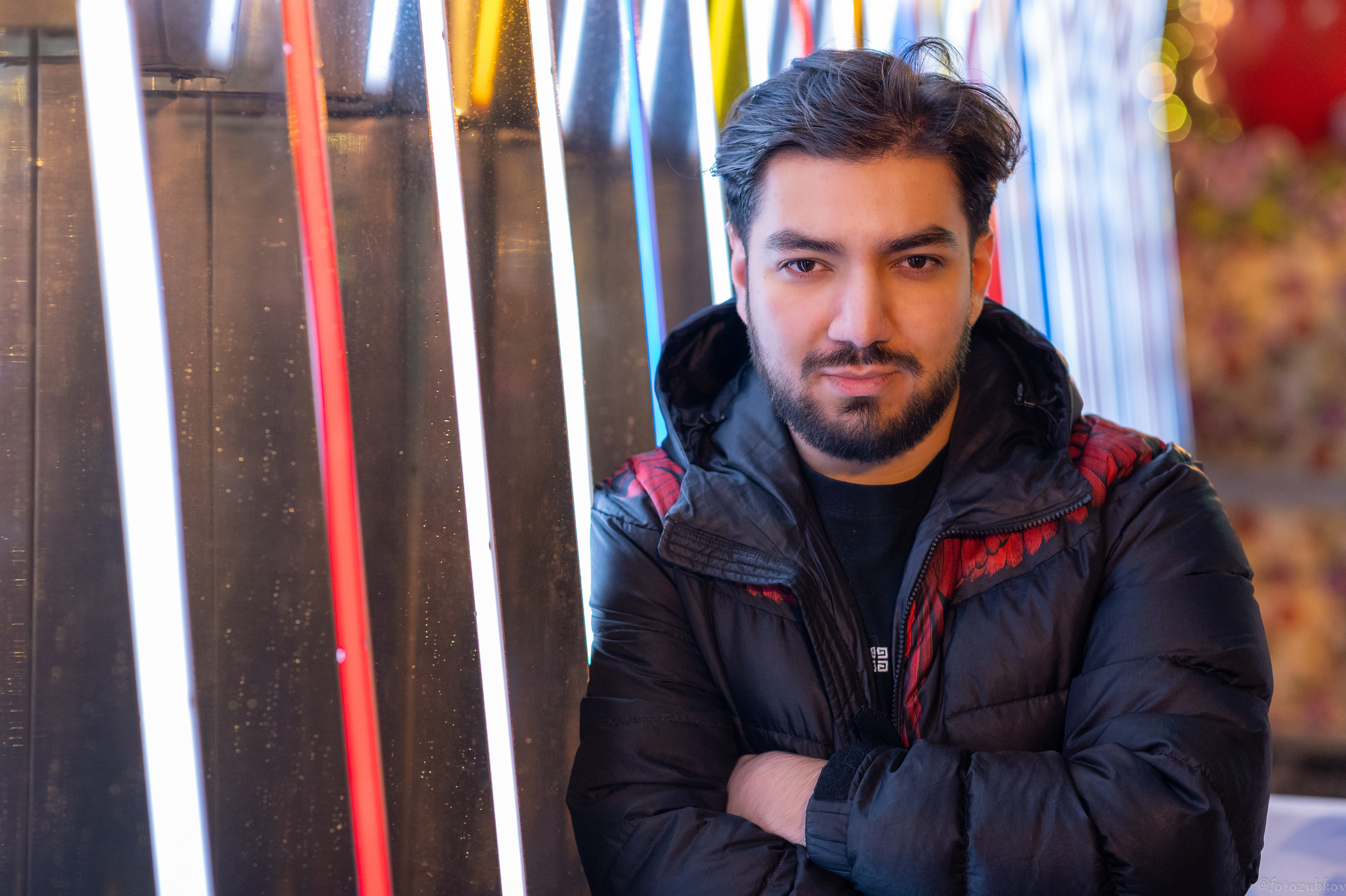 Молодой человек на фоне неоновых фонарей на красной площади