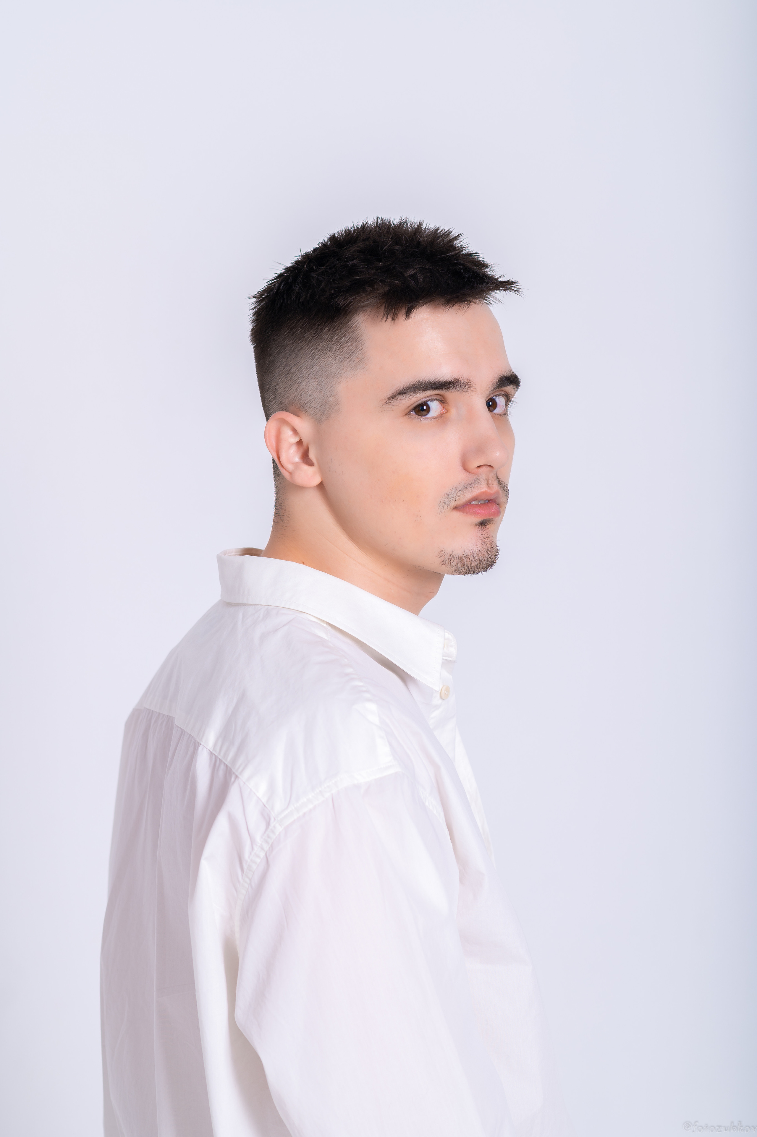 Молодой человек на белом фоне