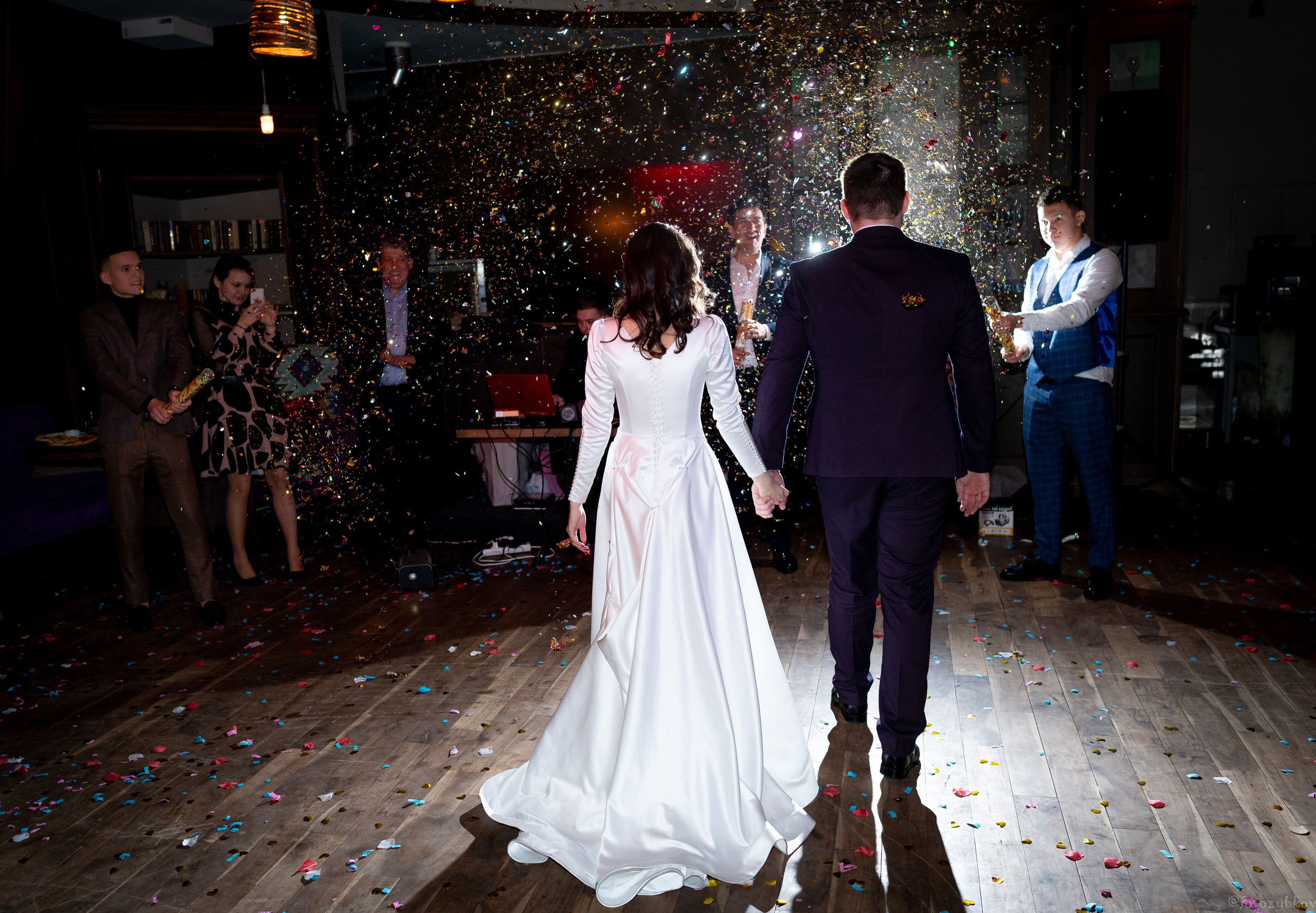 Жених с невестой под взрывы конфети иду к родителям