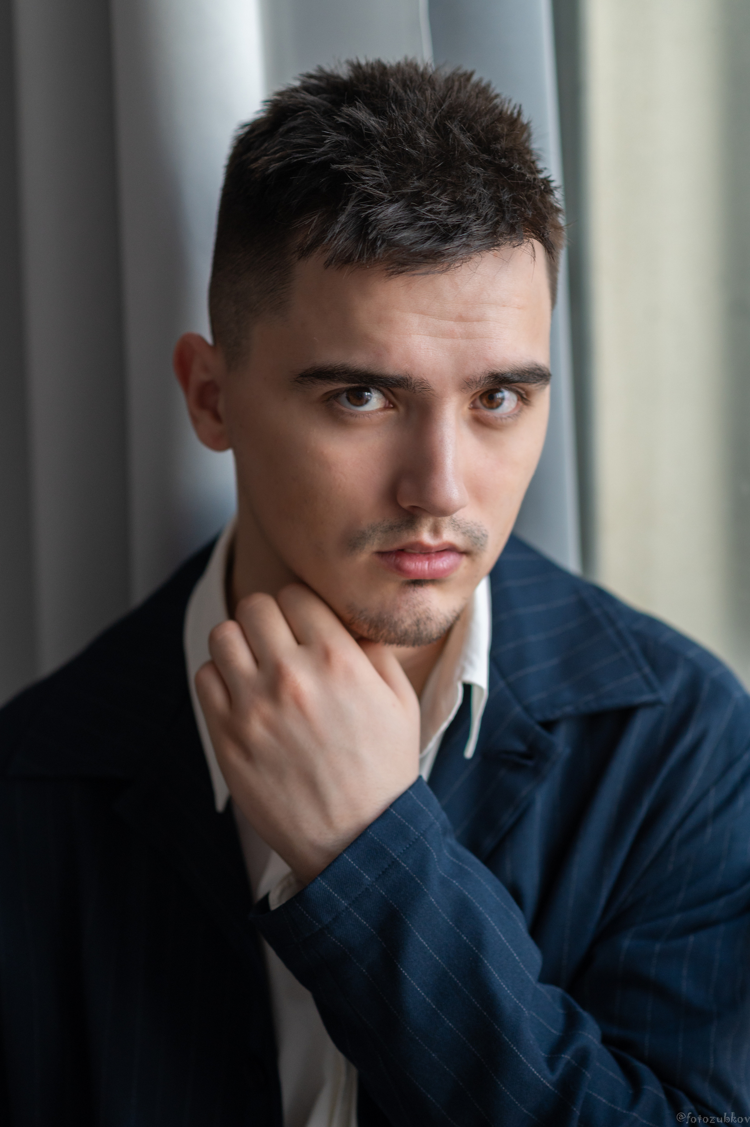 Стильный портрет мужчины в пиджаке