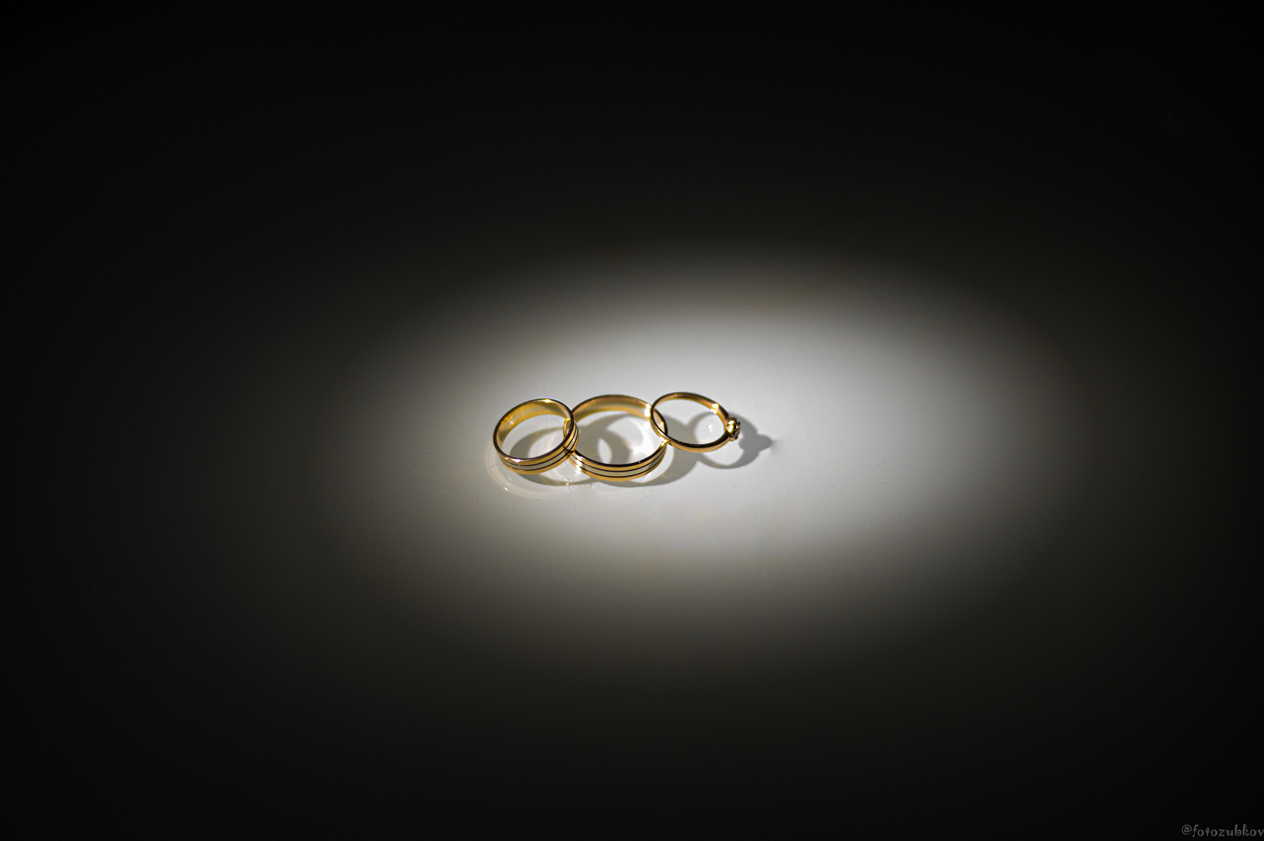 Свадебные кольца на тёмном фоне