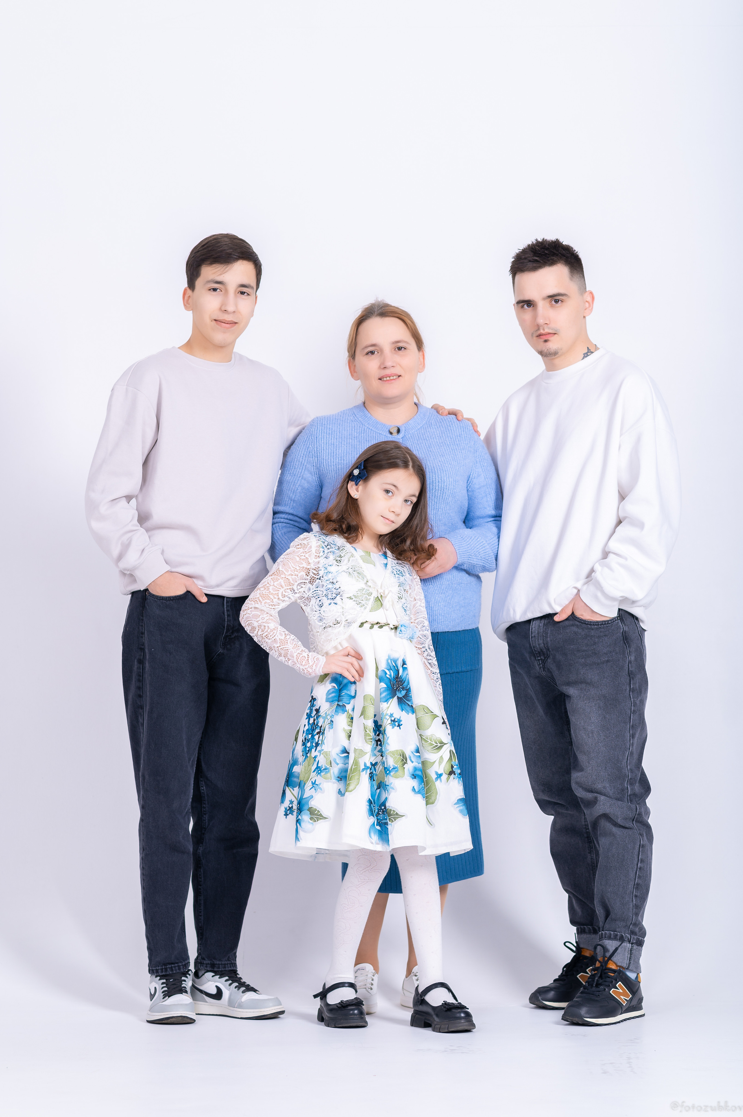 Семейный портрет на белом фоне