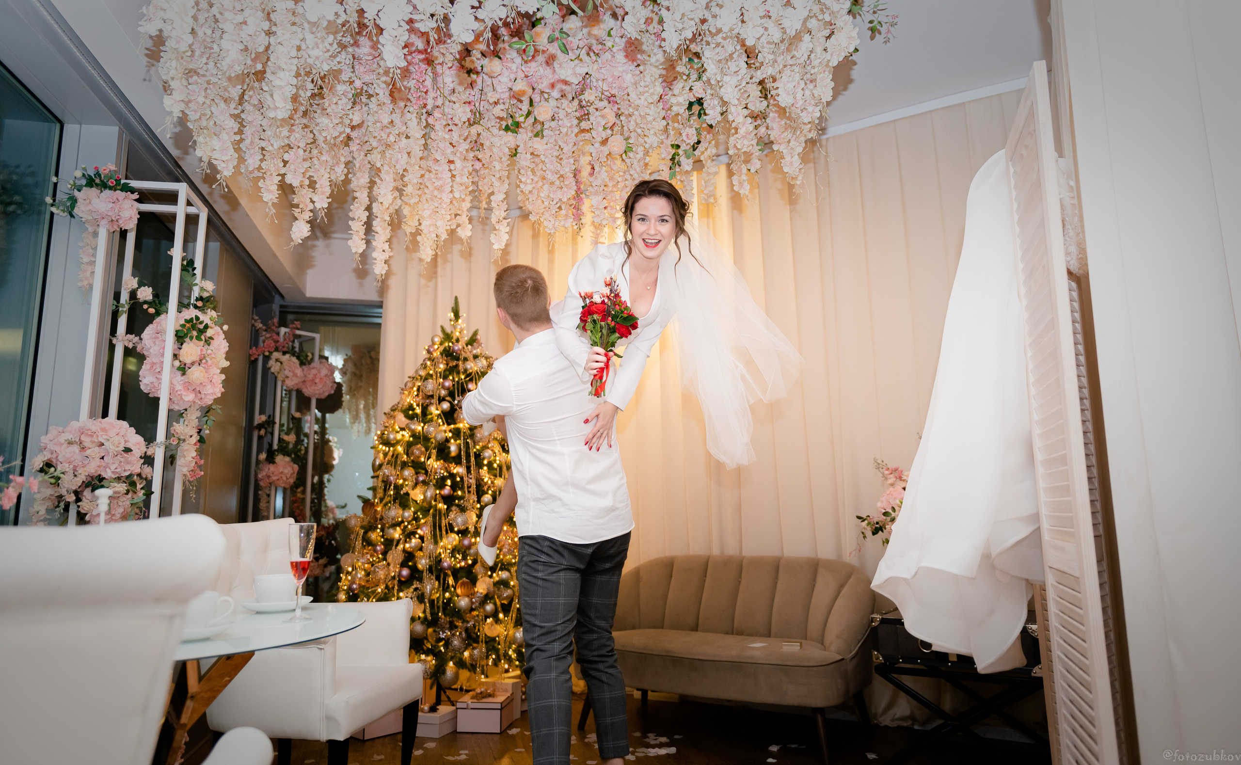 Жених закинул невесту на плечо