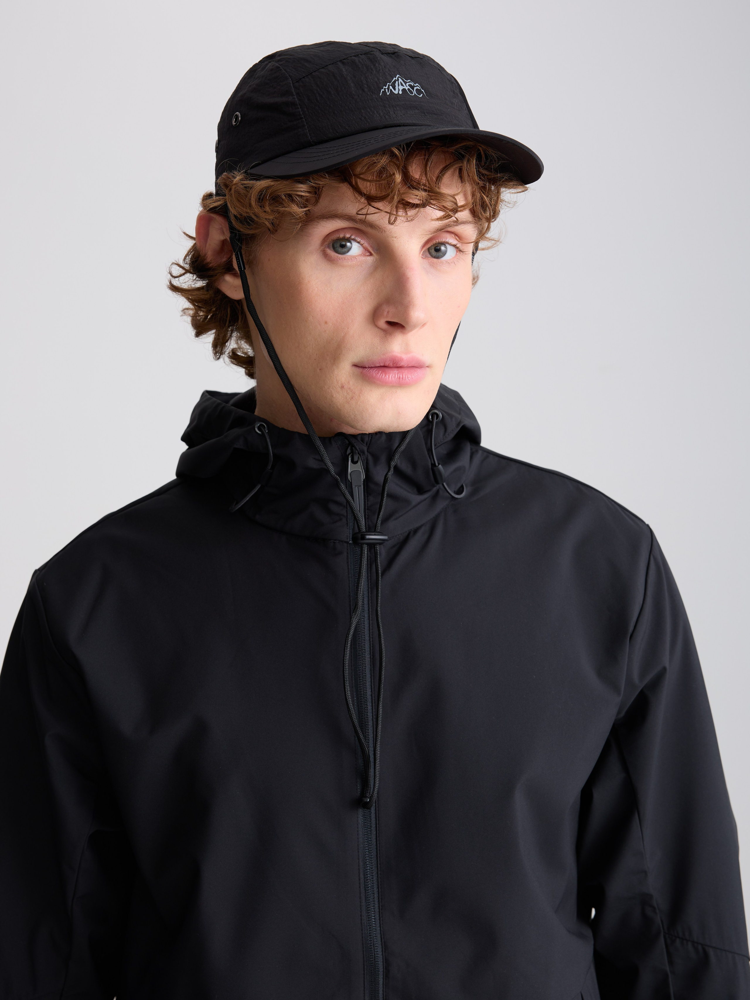 Фотограф Артём Галицкий. Специализируюсь на студийной съёмке одежды: каталоги, лукбуки, предметная съёмка. Опыт работы с fashion-брендами, маркетплейсами и коммерческими проектами. Грамотно выстраиваю свет, работаю быстро и точно под задачу. Также имею опыт работы гафером — отлично знаю световое оборудование и техническую сторону съёмочного процесса.