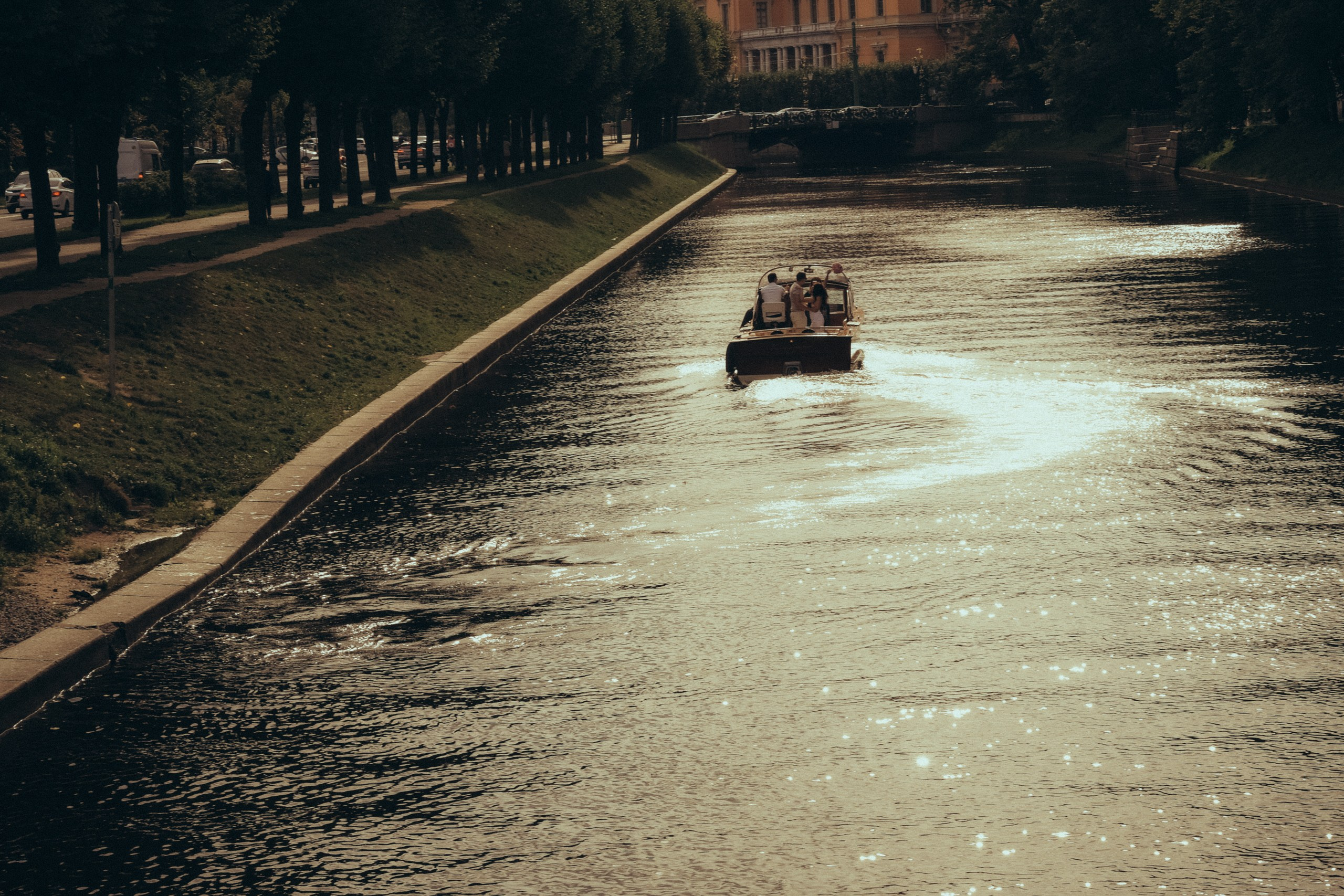 СВАДЕНБНАЯ СЬЕМКА НА КАТЕРЕ ПО КАНАЛАМ САНКТ-ПЕТЕРБУРГА И В АКВАТОРИИ НЕВЫ. Профессиональный фотограф, Санкт-Петербург — Виктория Богомолова