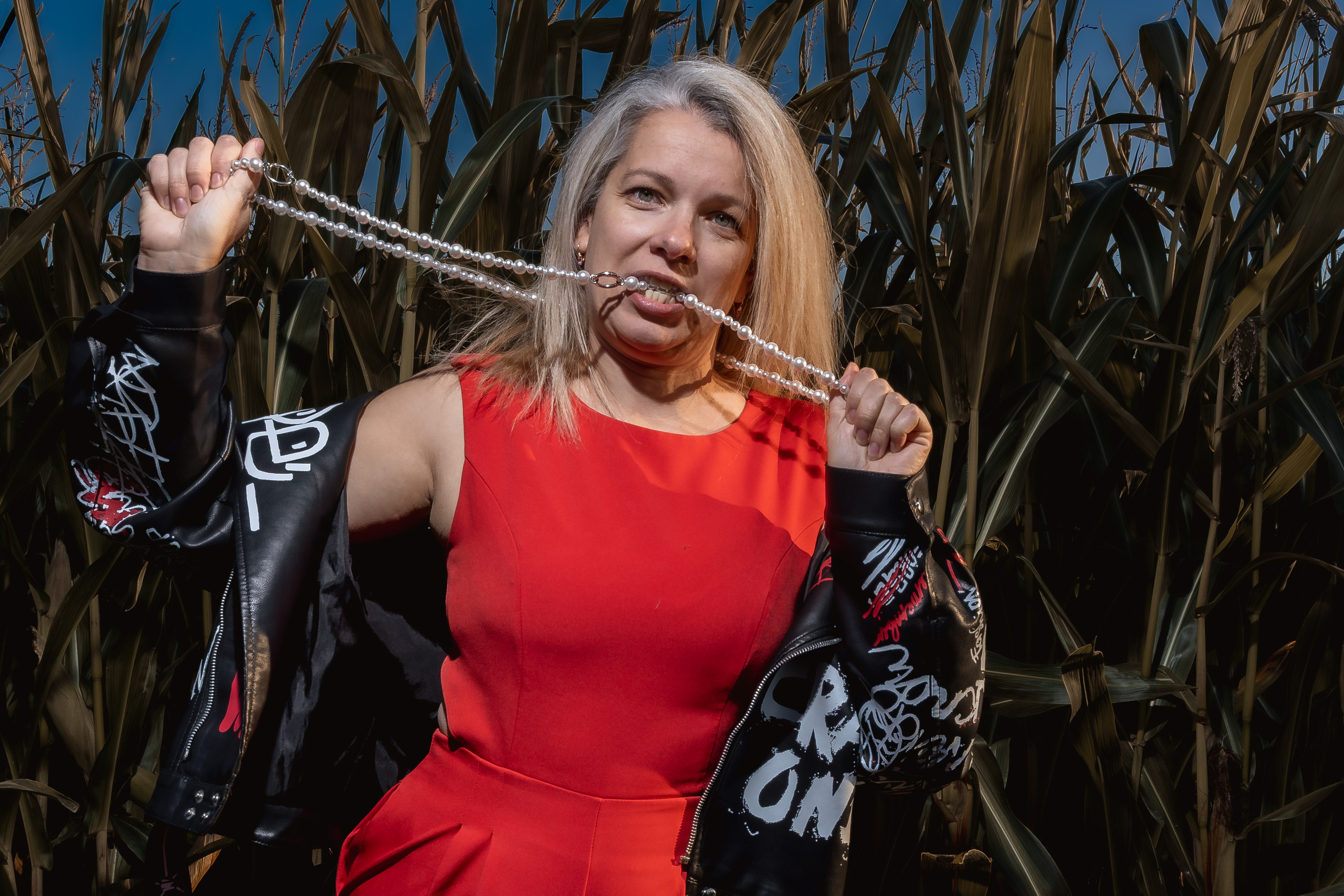 Дерзкая фотосессия девушки в кукурузе